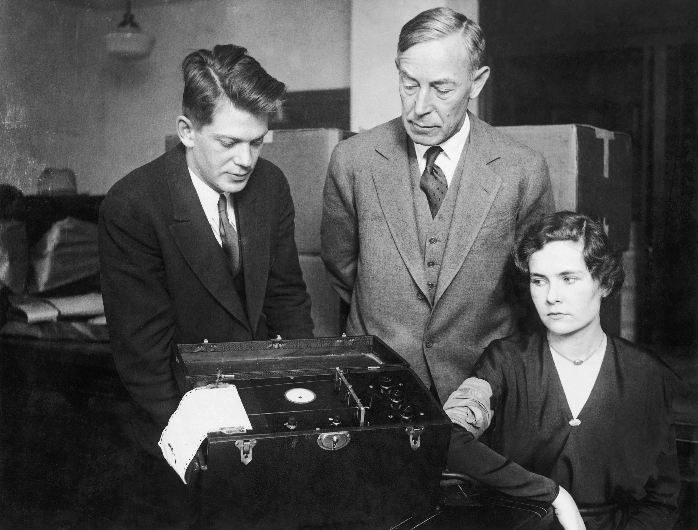 Leonarde Keeler (left) testing his polygraph machine on Marjorie Creighton in presence of August Vollmer during a trial in Chicago in 1932. 