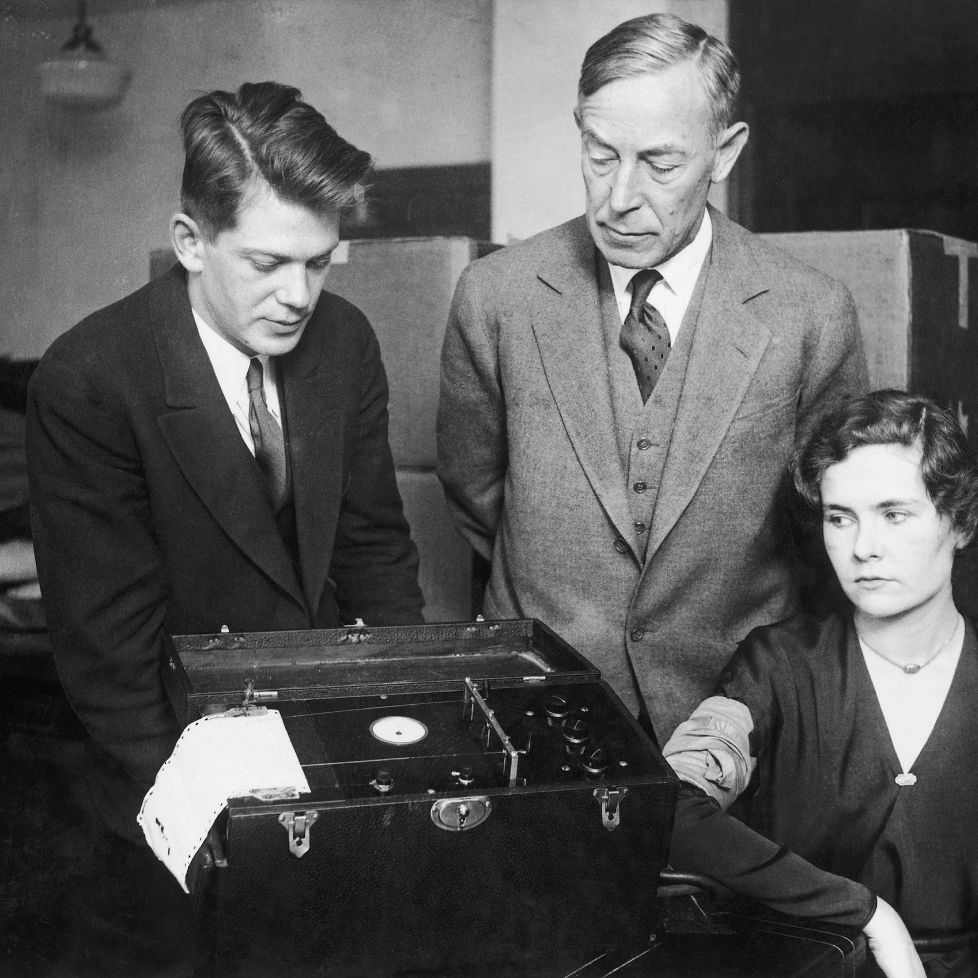 Leonarde Keeler (left) testing his polygraph machine on Marjorie Creighton in presence of August Vollmer during a trial in Chicago in 1932.