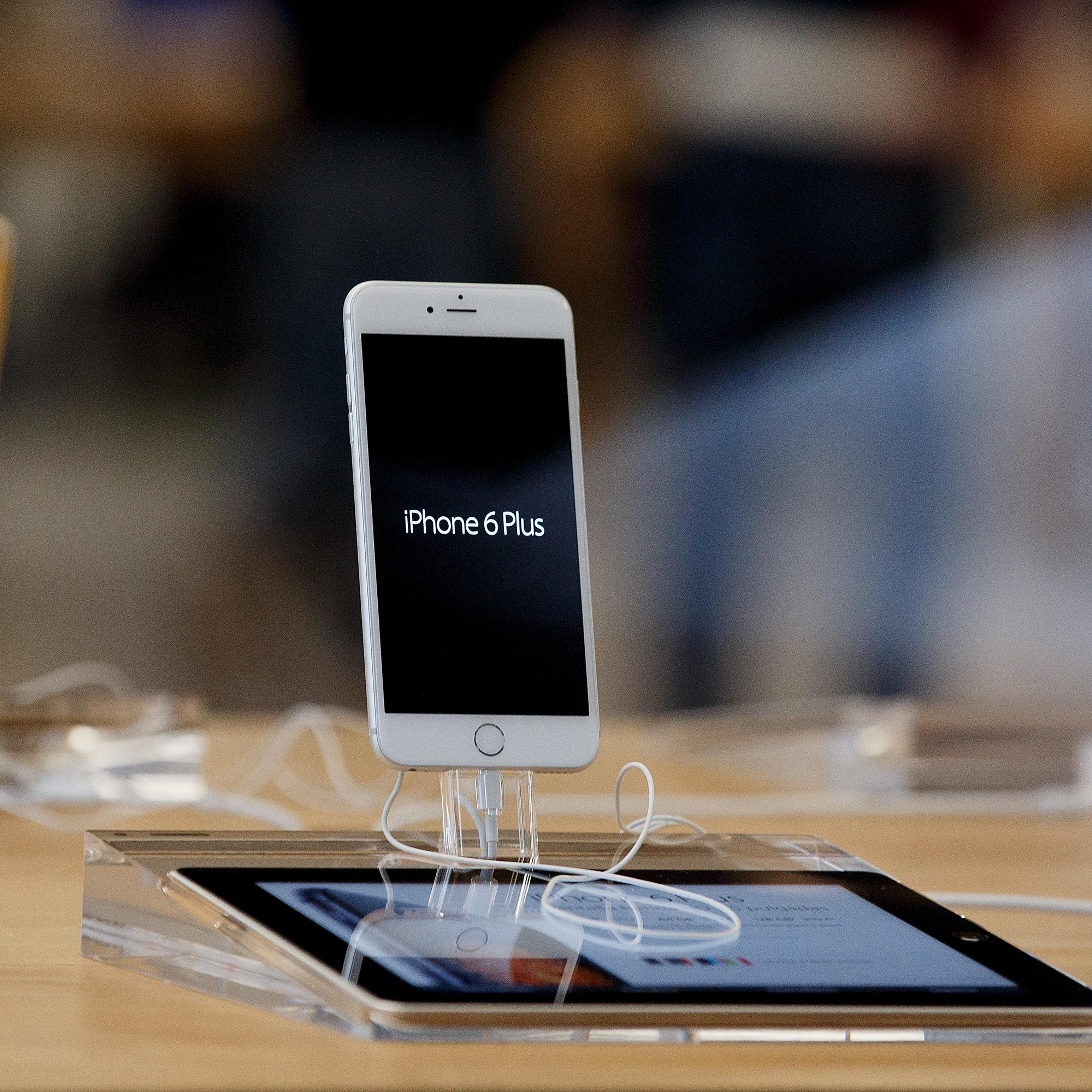 Apple Responds to ‘BendGate,’ Says Bend In iPhone Is Rare