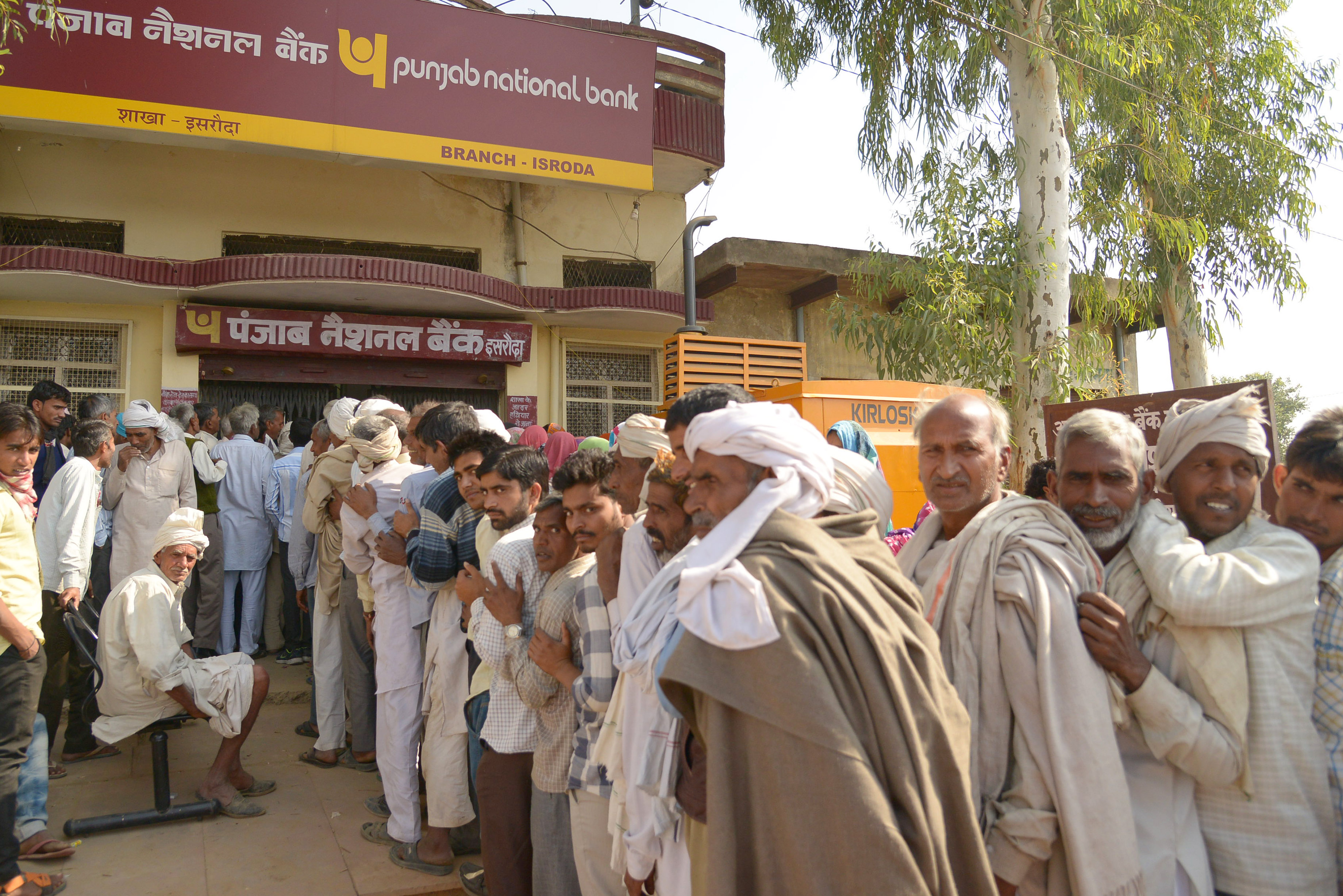 People stand on long queue for exchange Rupees 500 and 1000