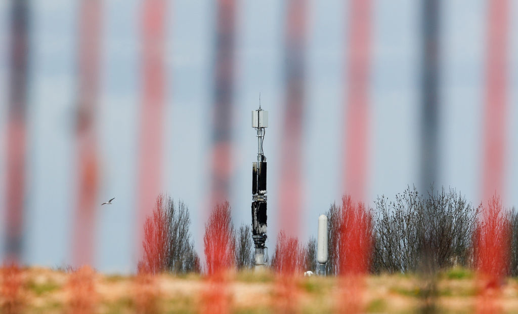 5G-Virus Conspiracy Theory Fuels Mast Damage Amid U.K. Rollout