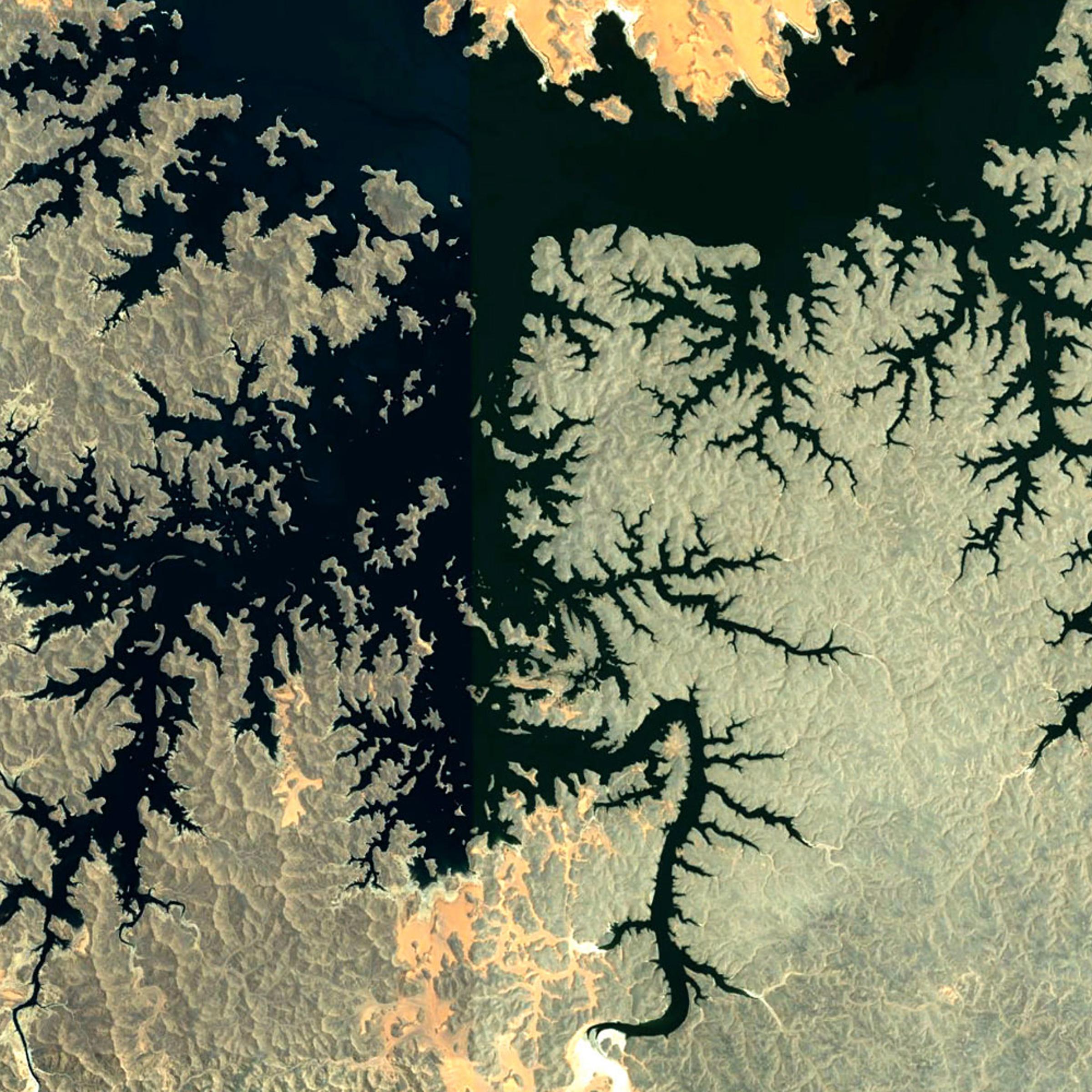 <i>The images in this gallery of natural fractal patterns on earth, viewed from space, have been curated from Google Earth by professor Paul Bourke.</i>
<br /><br />Egypt