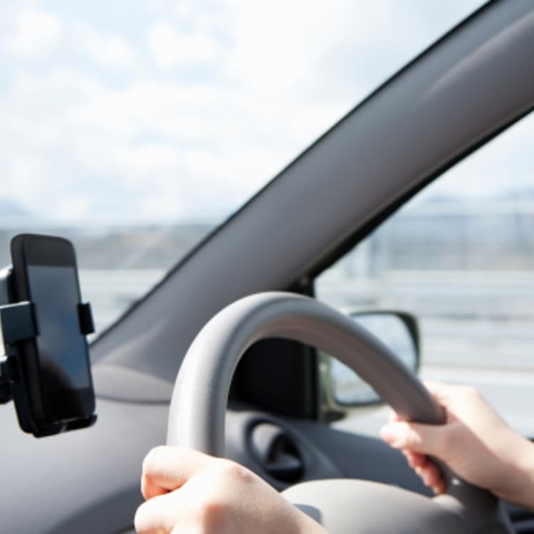 smartphone-car-driving