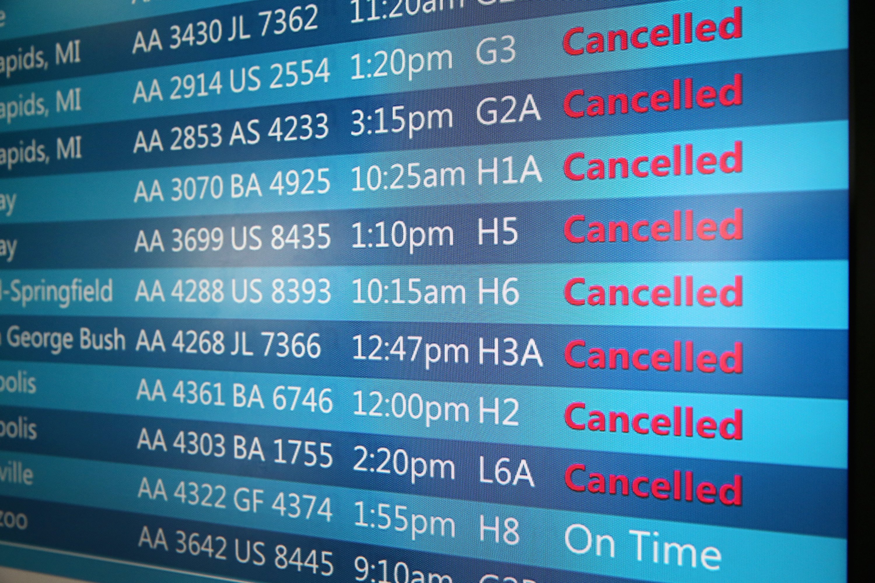 Flight Cancellations Continue At Chicago's O'Hare After Yesterday's Fire
