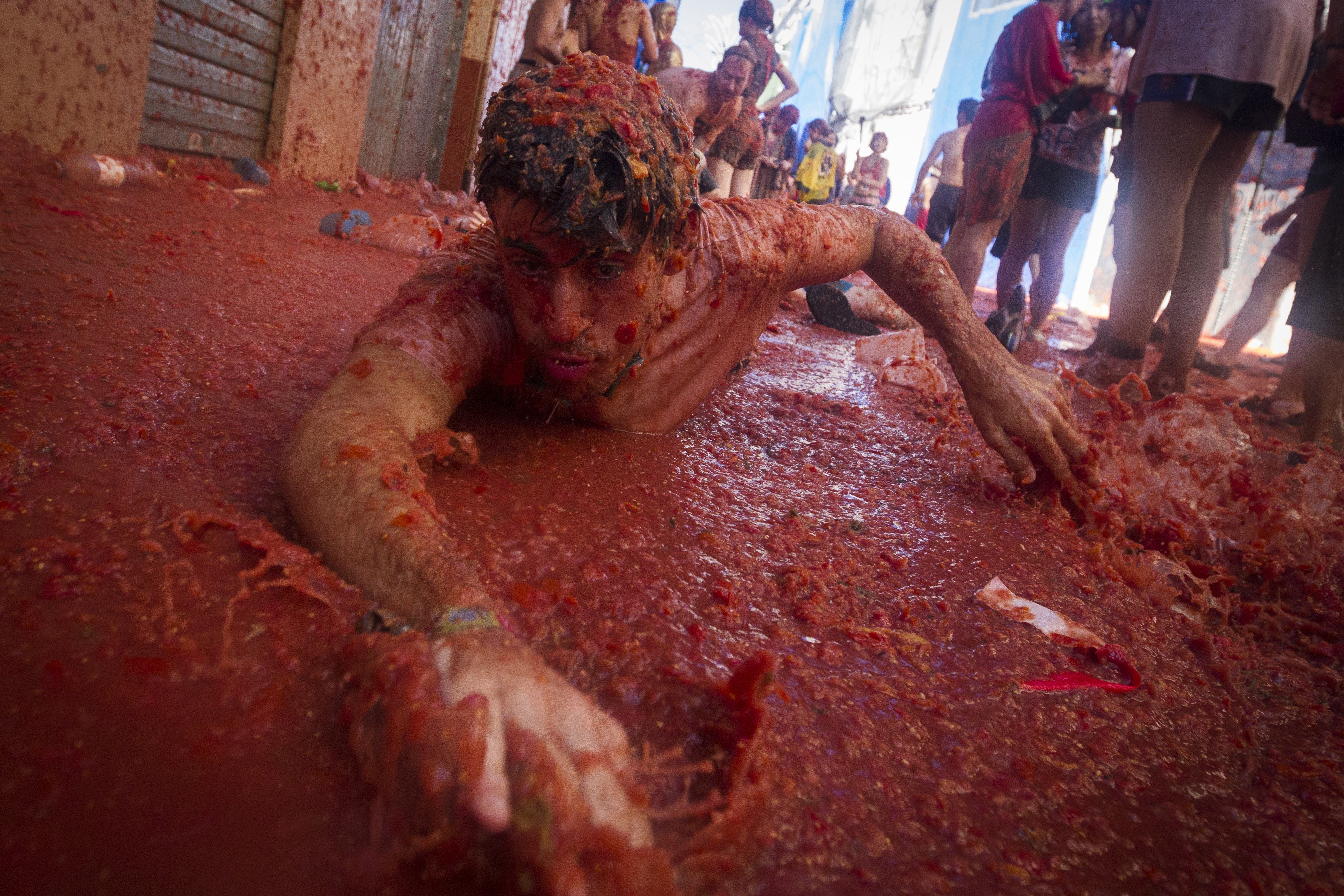 Thousands battle with tomatoes in yearly "La Tomatina" Festival, Bunol