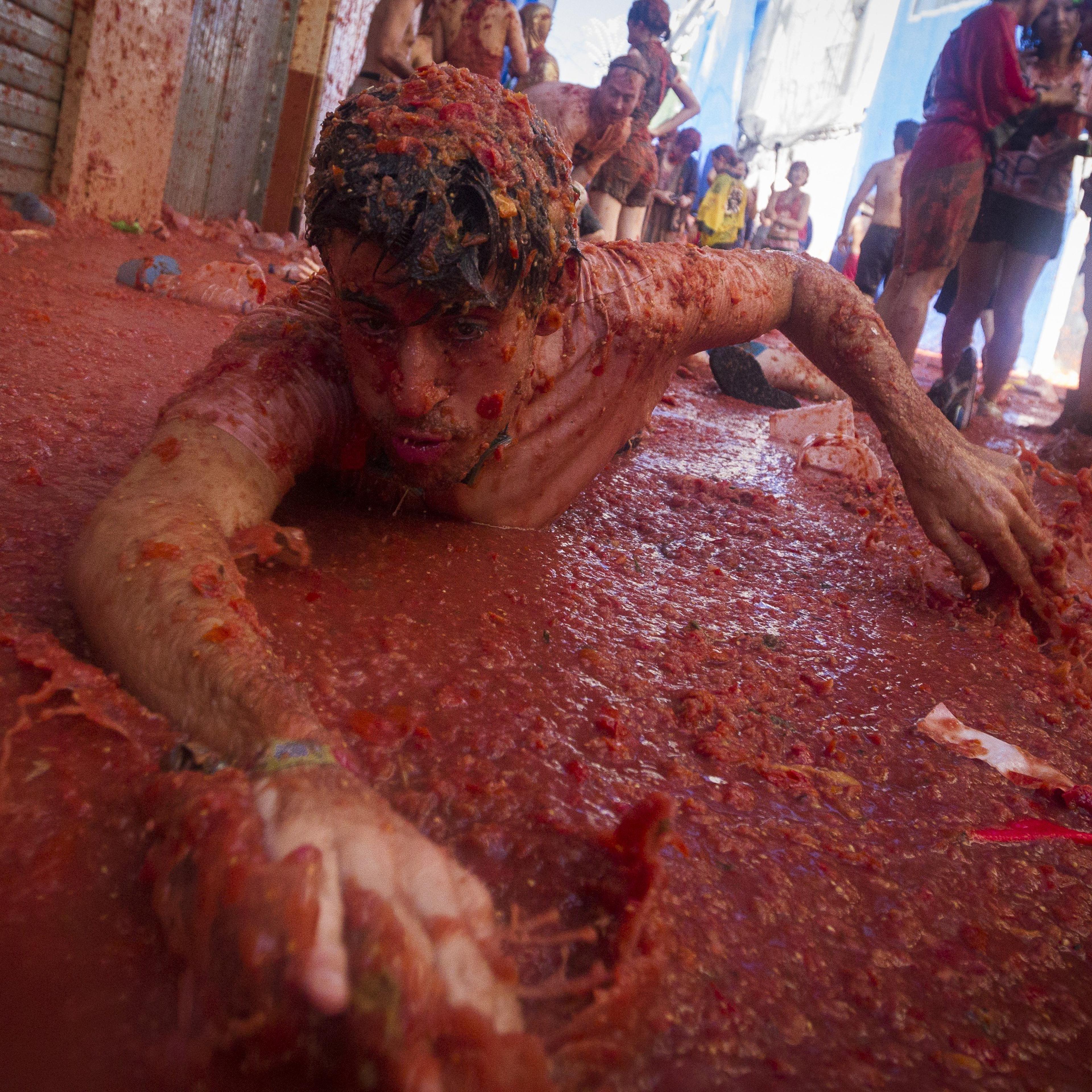 Thousands battle with tomatoes in yearly "La Tomatina" Festival, Bunol
