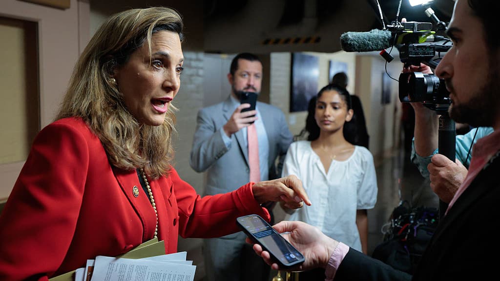 Congressista republicano apoiado por Trump diz que a repressão do presidente à imigração foi “longe demais”