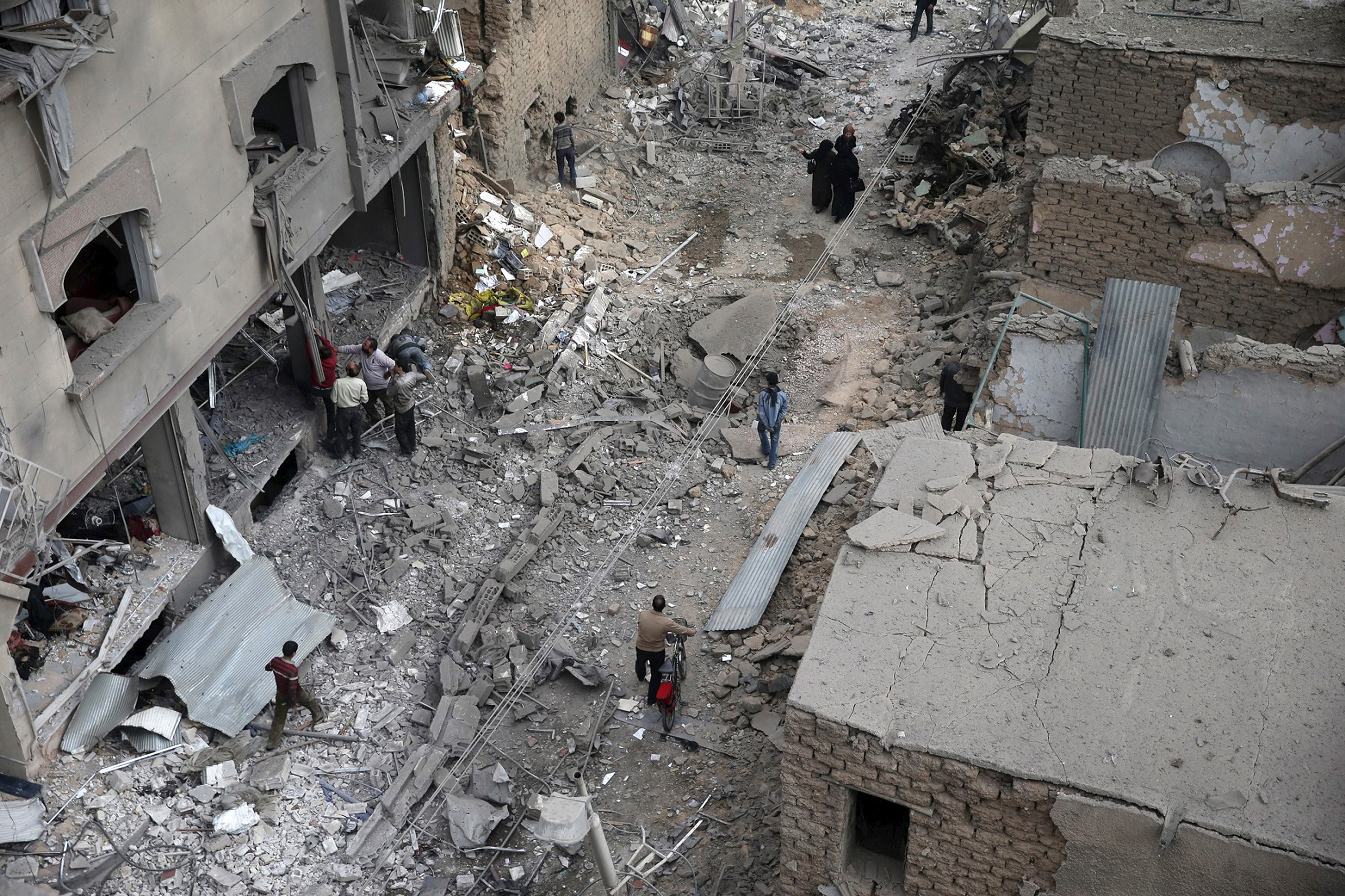 Residents inspect damage from what activists said was an airstrike by forces loyal to Syria's President Bashar al-Assad on the main field hospital in the town of Douma, eastern Ghouta in Damascus October 29, 2015. REUTERS/Bassam Khabieh TPX IMAGES OF THE