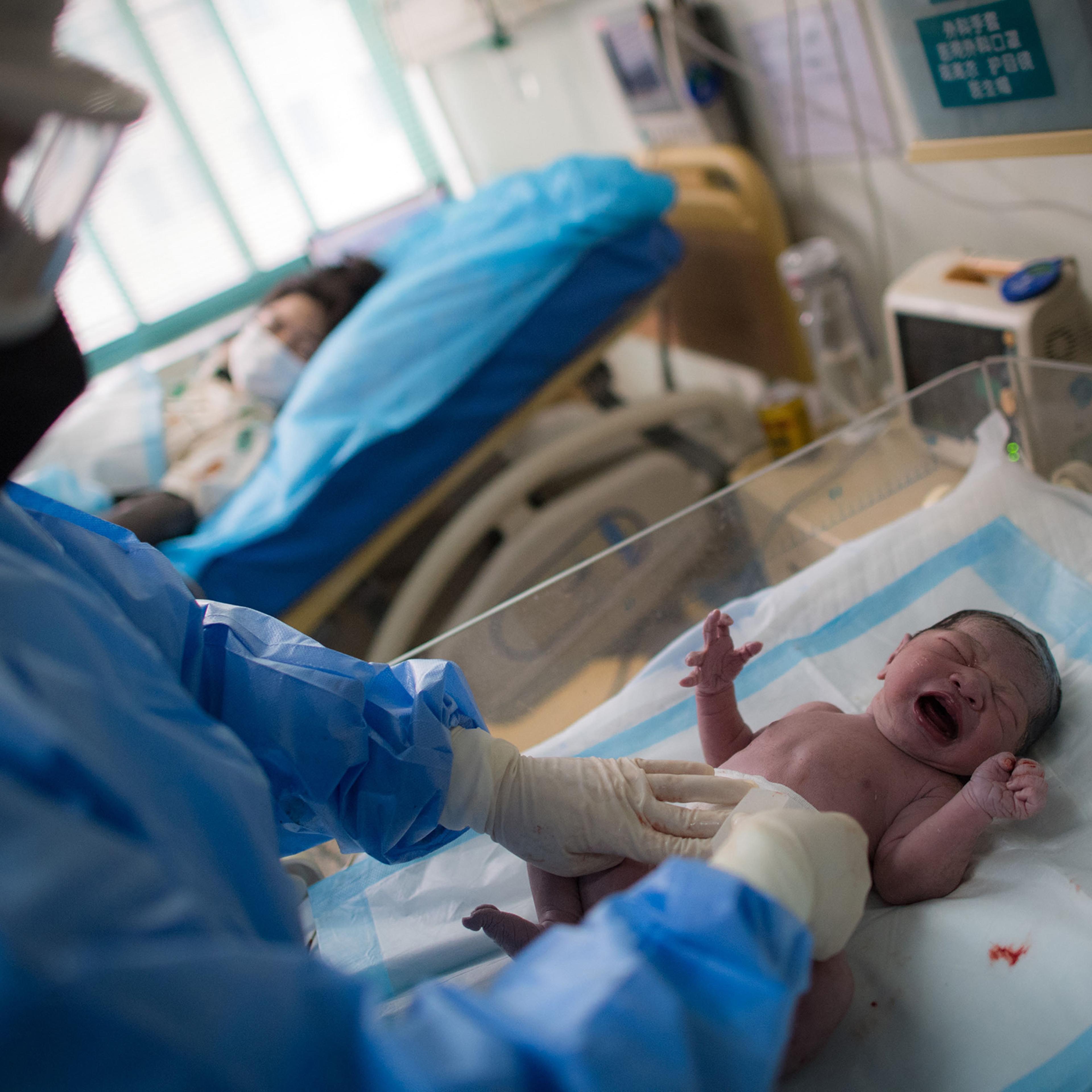 Midwife Wu Dan takes care of Liu Ting's baby at the delivery room of Wuhan Maternal and Child Health Hospital in Wuhan, central China's Hubei Province, March 1, 2020.