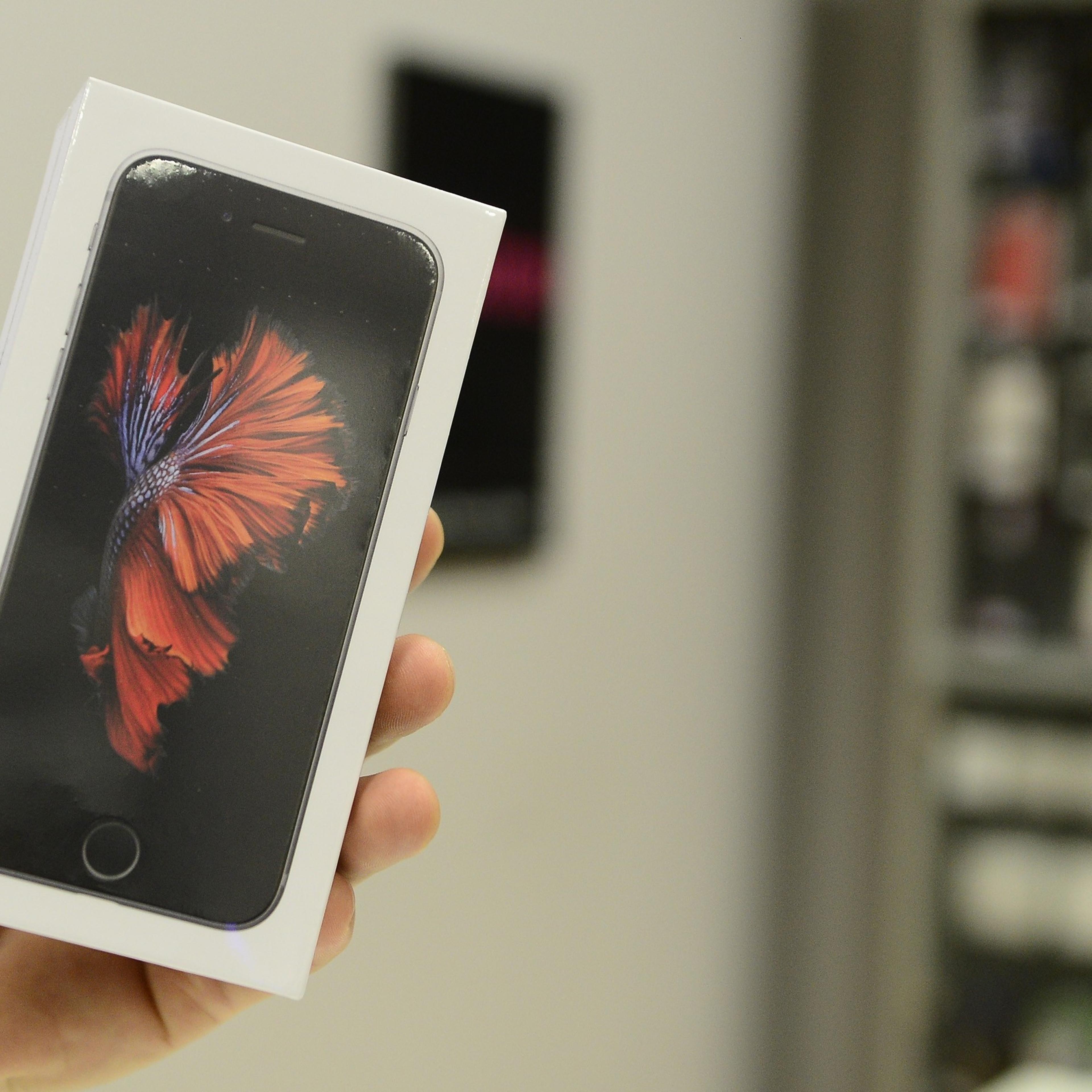 Apple launches iPhone 6s and iPhone 6s plus sales in Russia