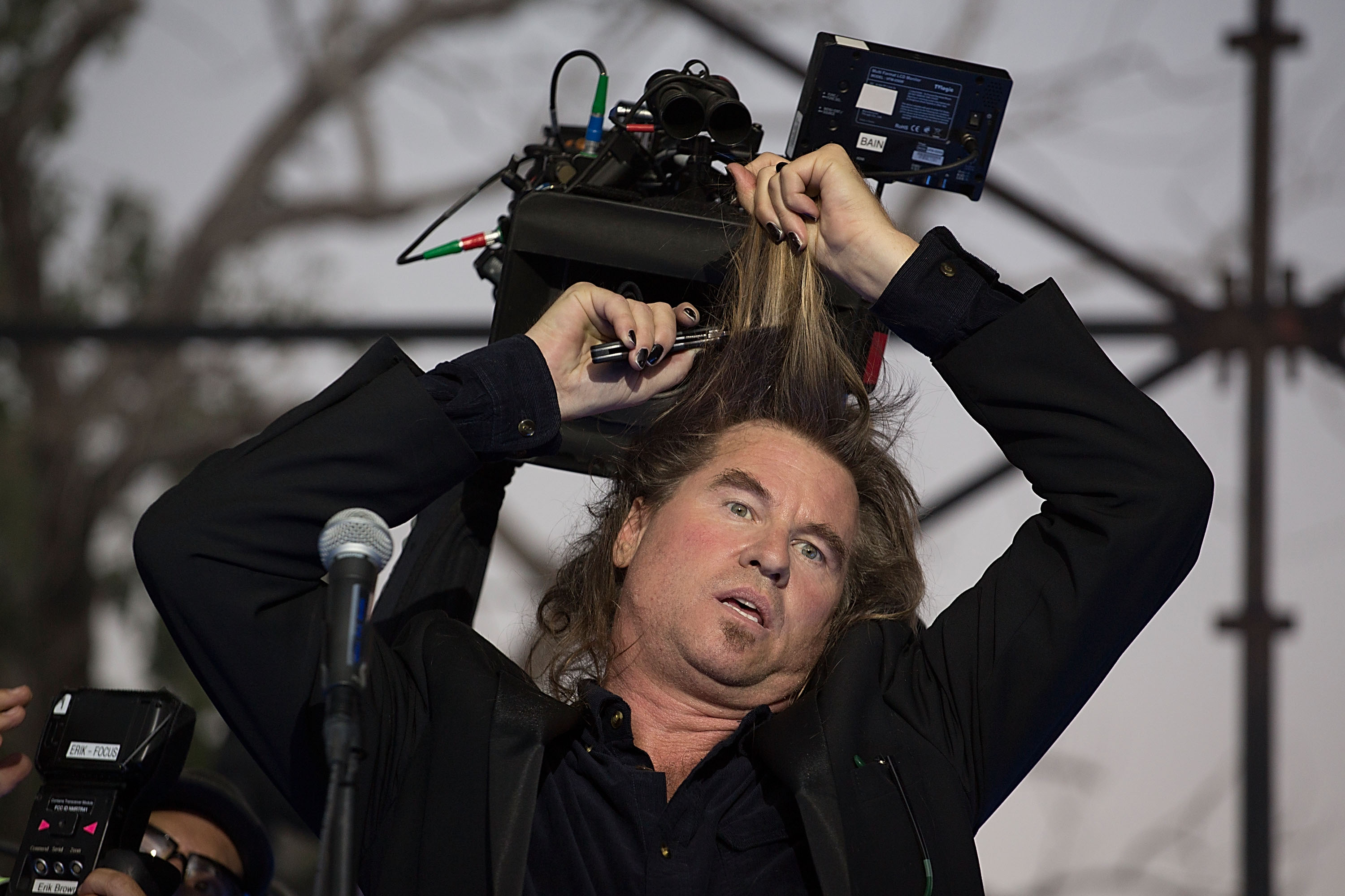 Val Kilmer cutting off own hair.
