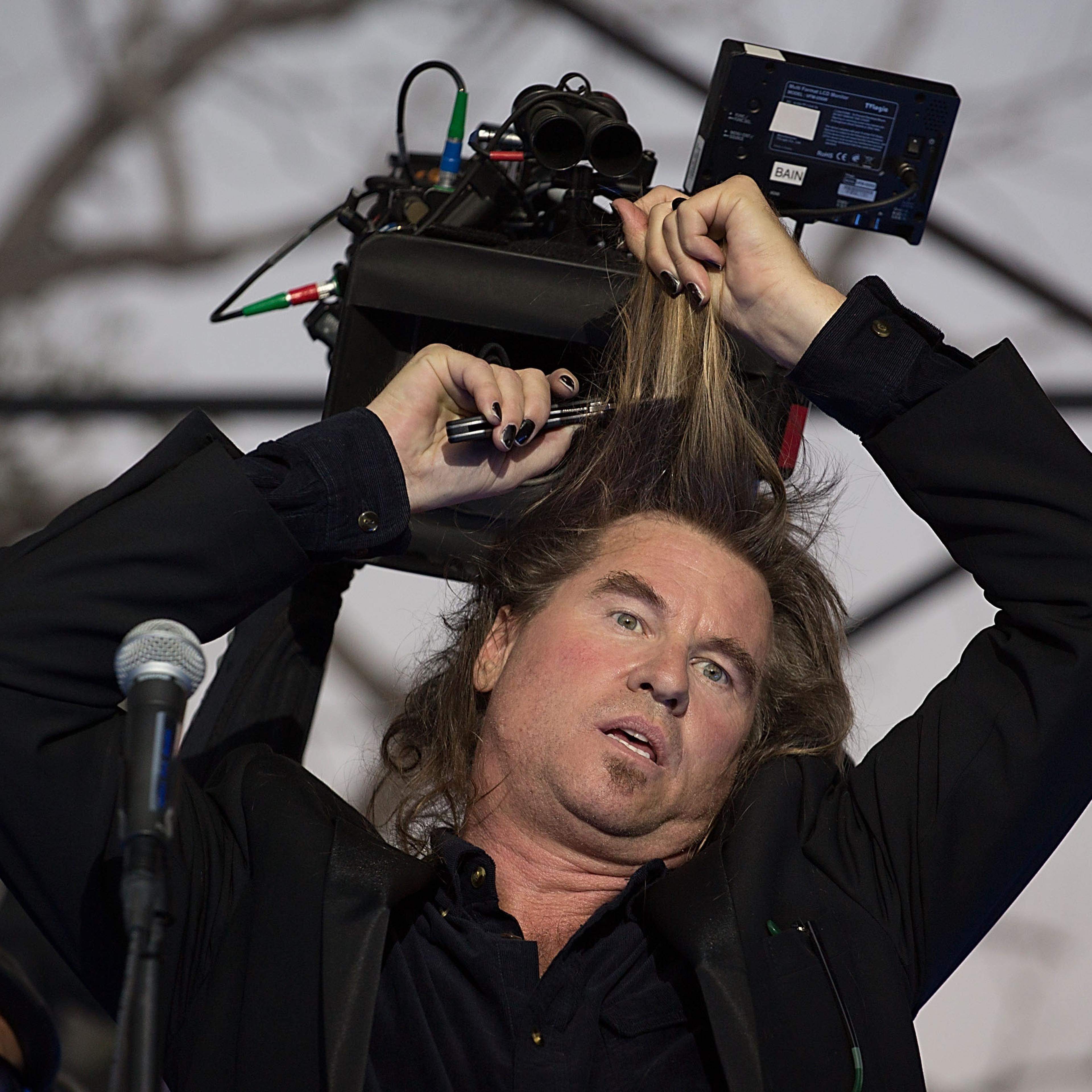 Val Kilmer cutting off own hair.