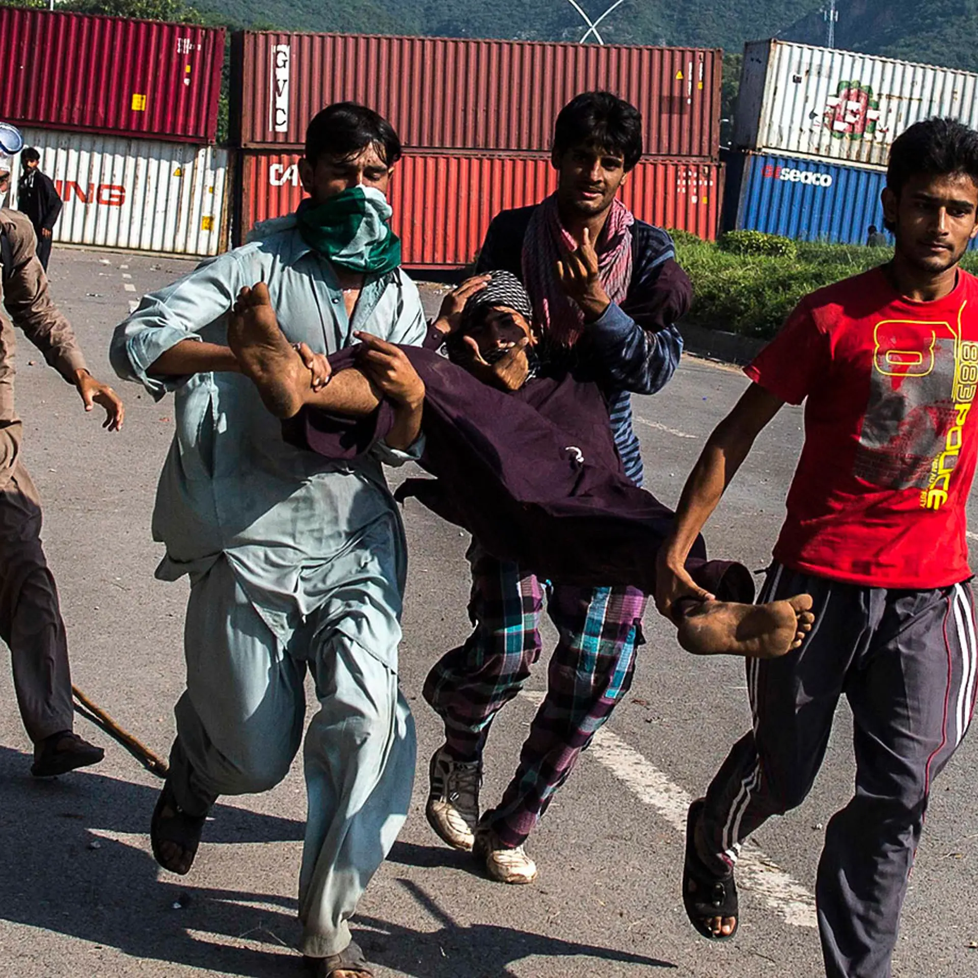 Supporters of Tahir ul-Qadri, Sufi cleric and leader of political party Pakistan Awami Tehreek (PAT), carry an injured fellow protester during the Revolution March in Islamabad