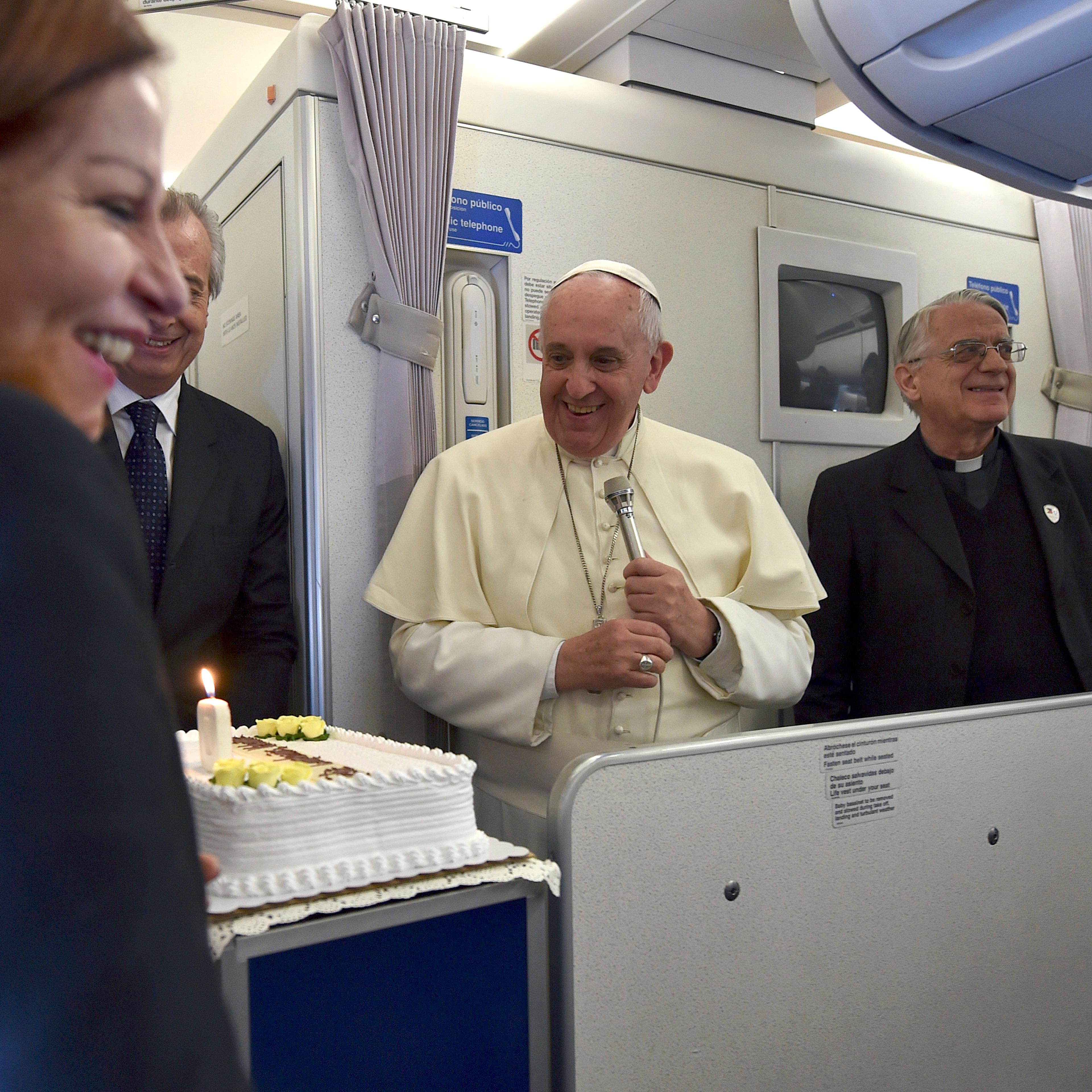 Journalist Maria Valentina Alzraki Crastich receives a birthday cake from Pope Francis during the flight back from Manila to Rome