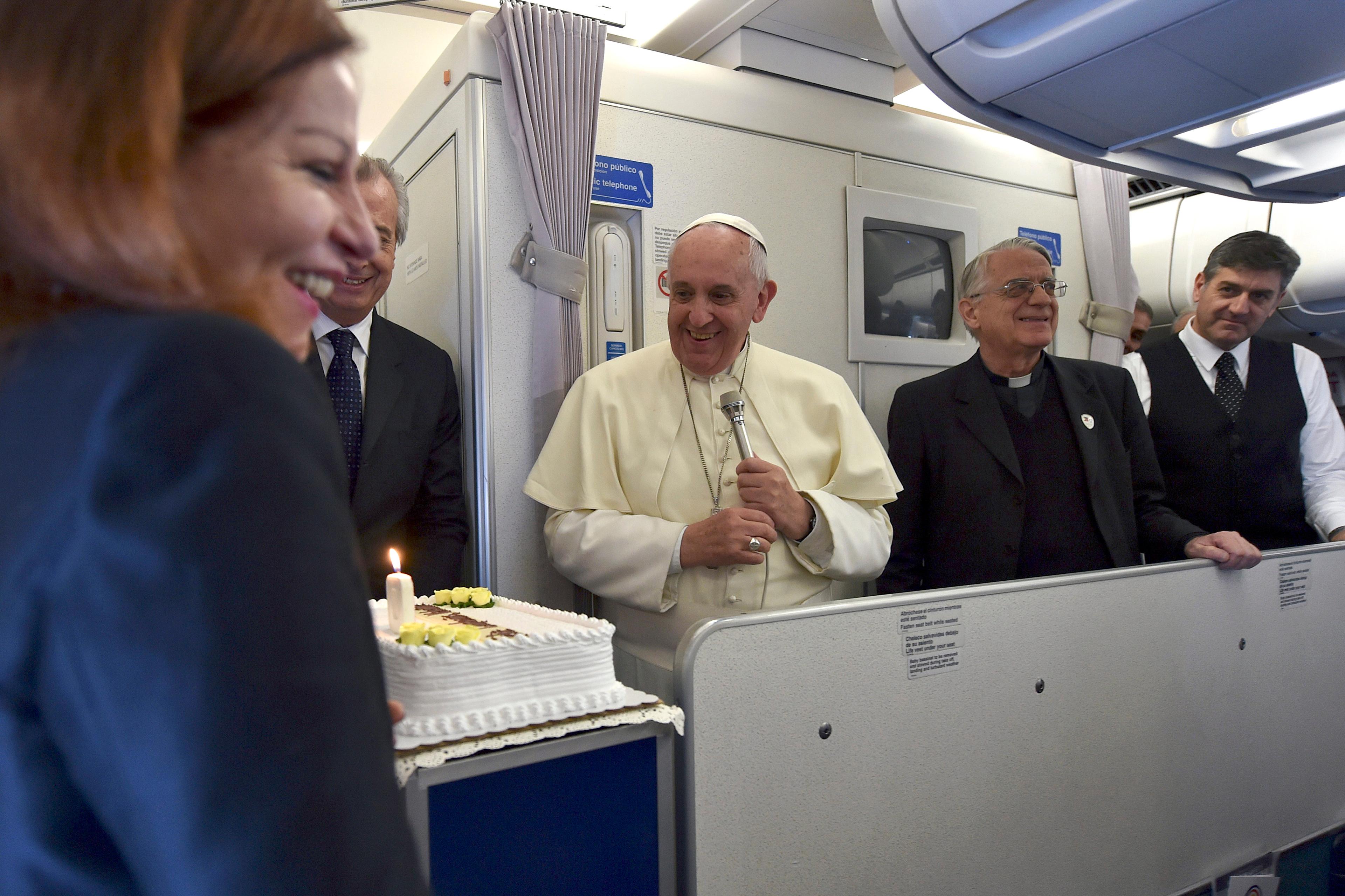 Journalist Maria Valentina Alzraki Crastich receives a birthday cake from Pope Francis during the flight back from Manila to Rome