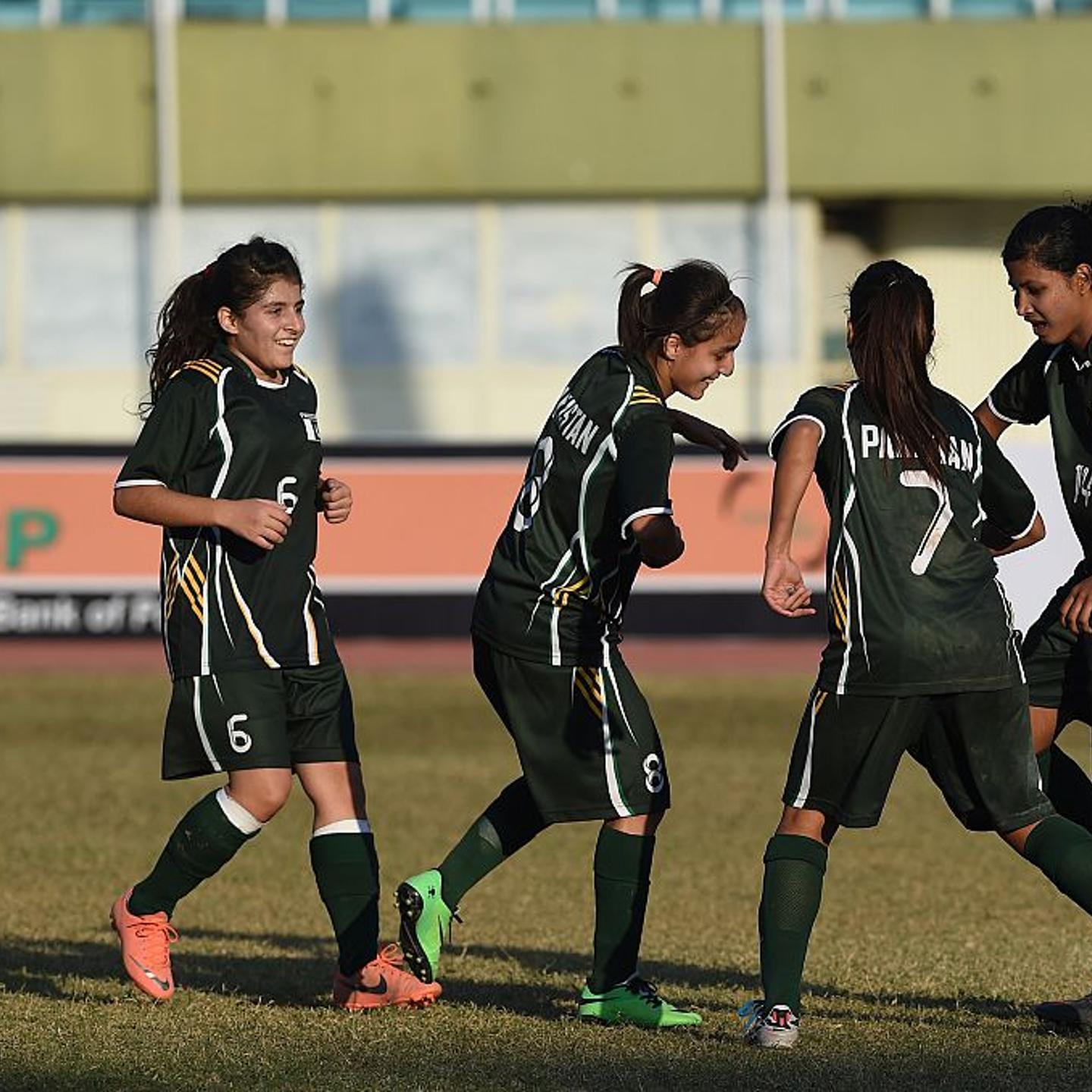 FBL-PAK-WOMEN-SAAF