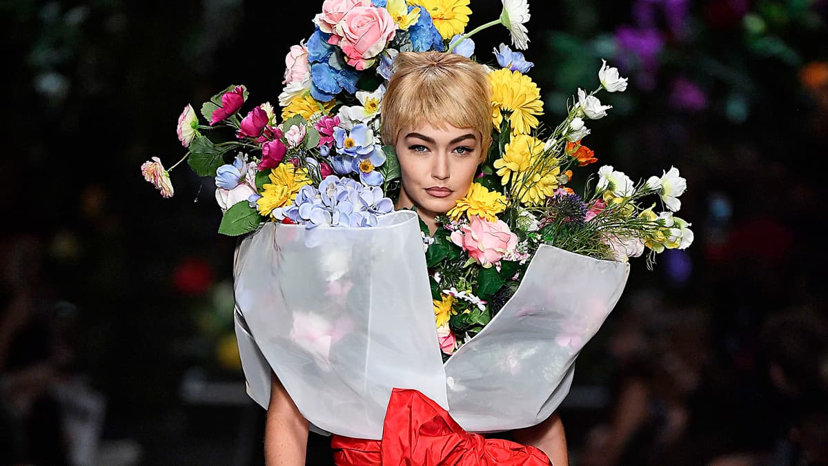 moschino runway bouquet dress just running errands in my lil bouquet 2018 Moschino Runway Couture Dress # moschino #couture #ottd
