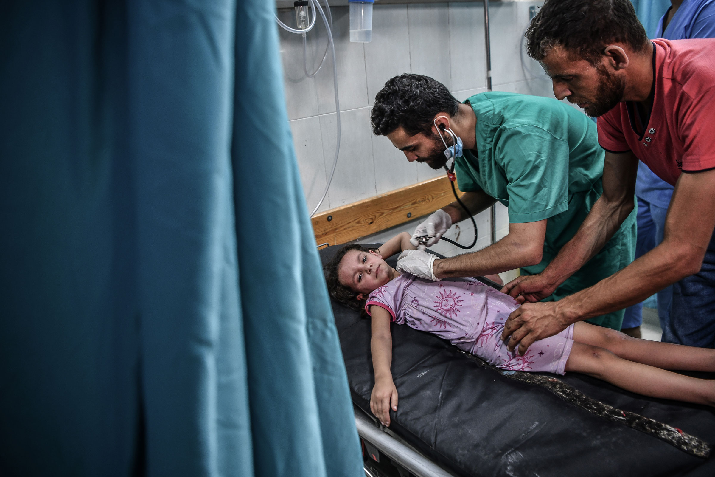 An injured child receives treatment at the Nasser Hospital
