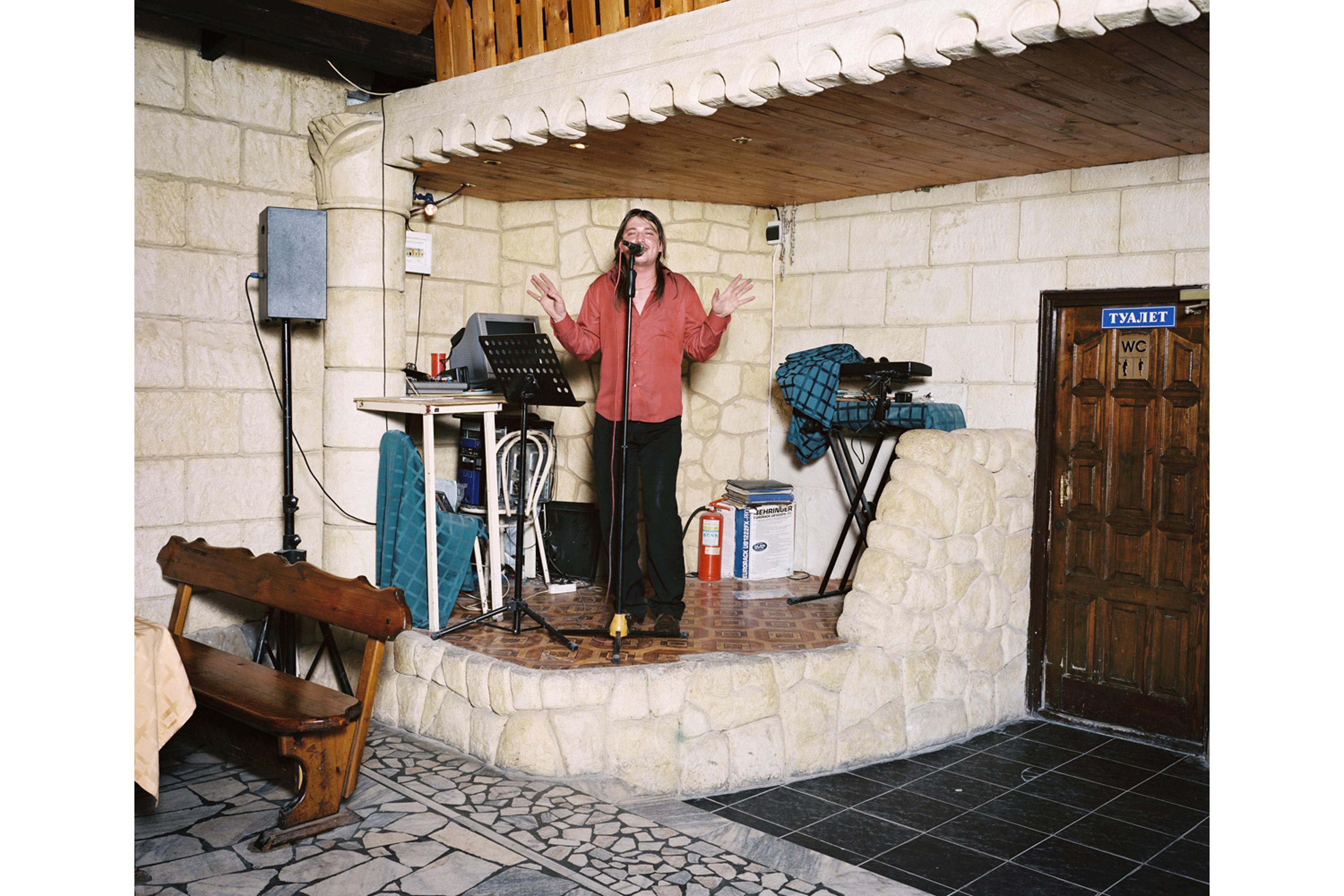 Sasha Savchuk sings Nu vot i vse ("And that's all") Raduga restaurant, Khosta.