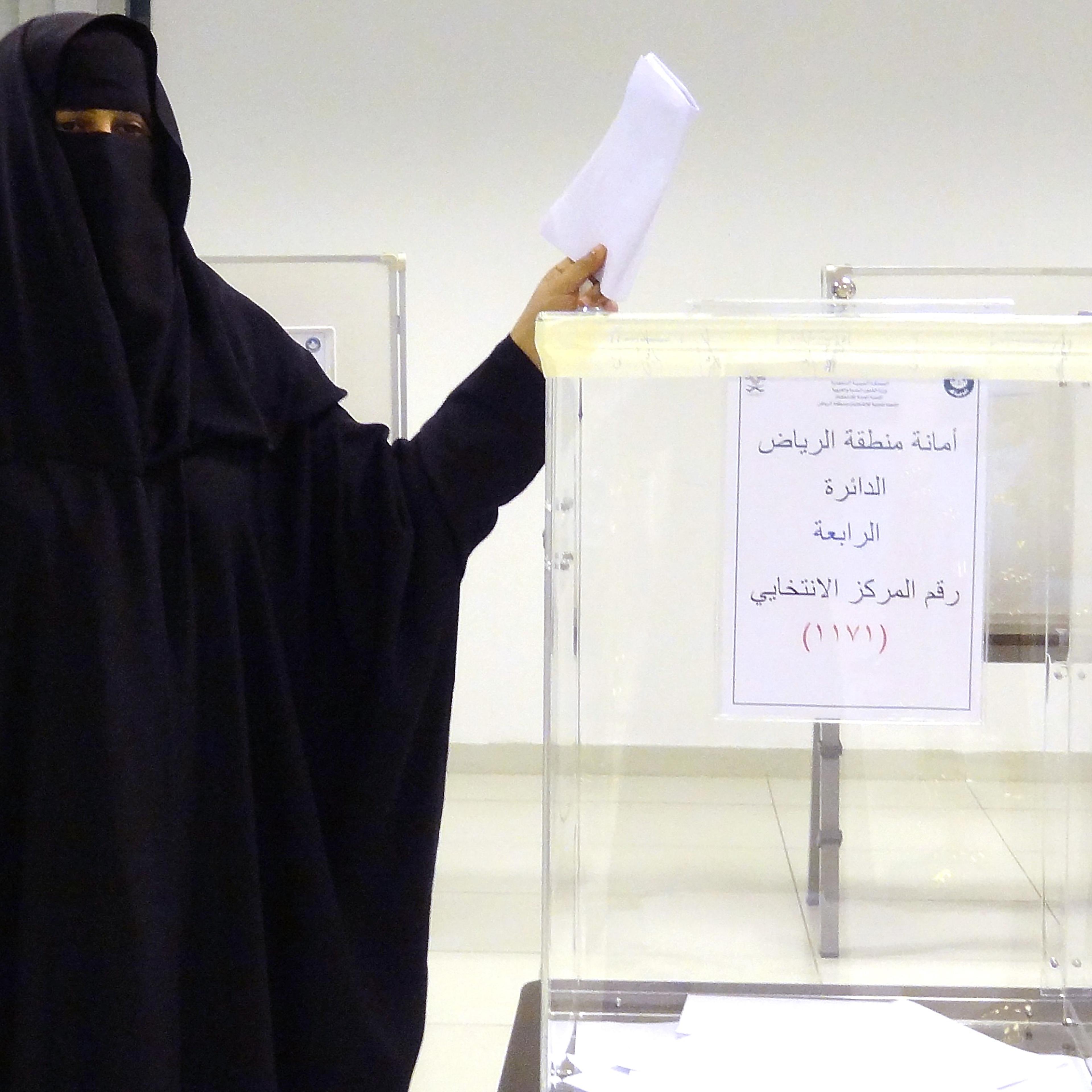 A Saudi woman casts her ballot in an election centre in the Saudi capital of Riyadh, on Dec.12, 2015.