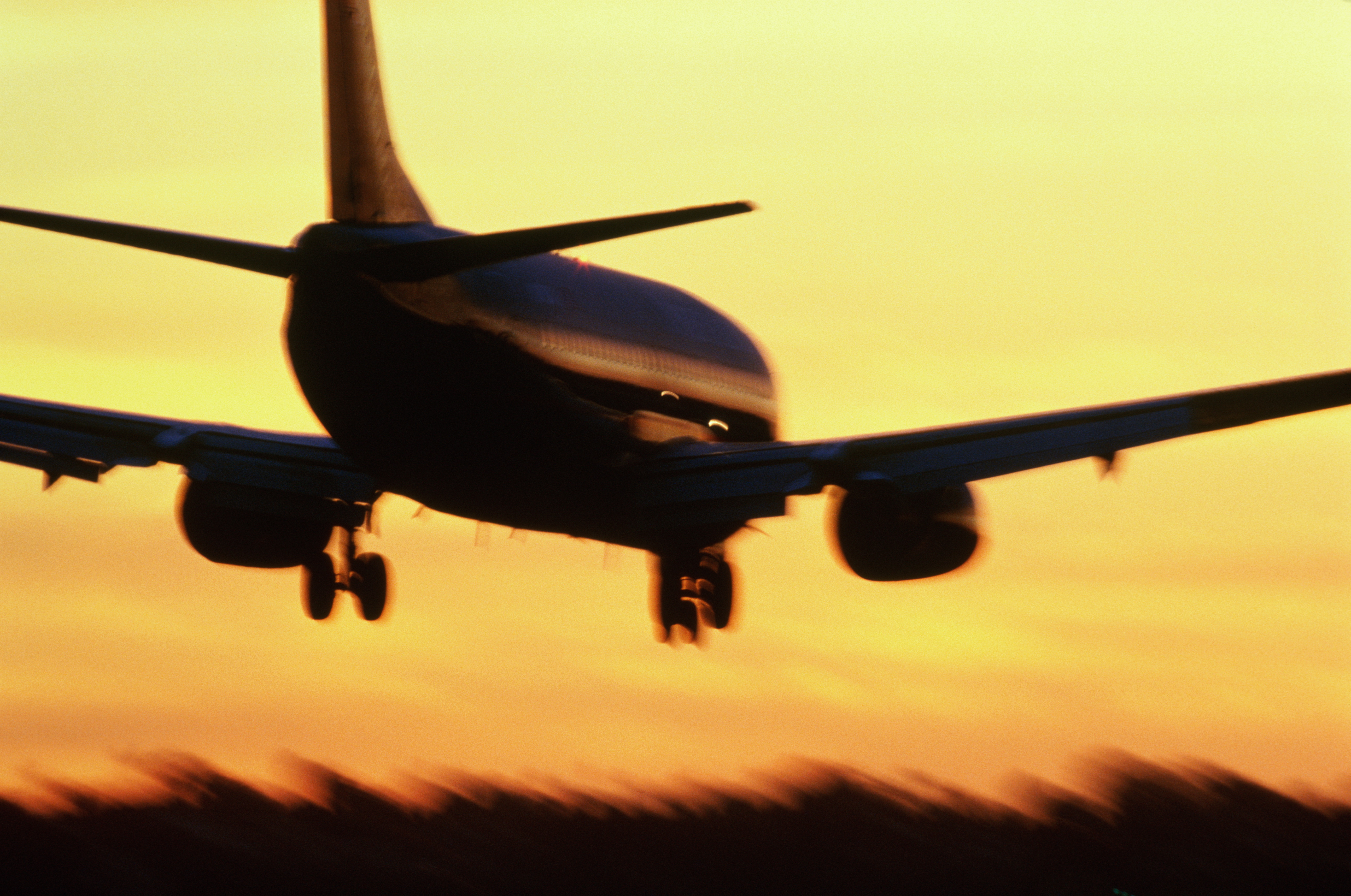 airplane landing aviation emissions