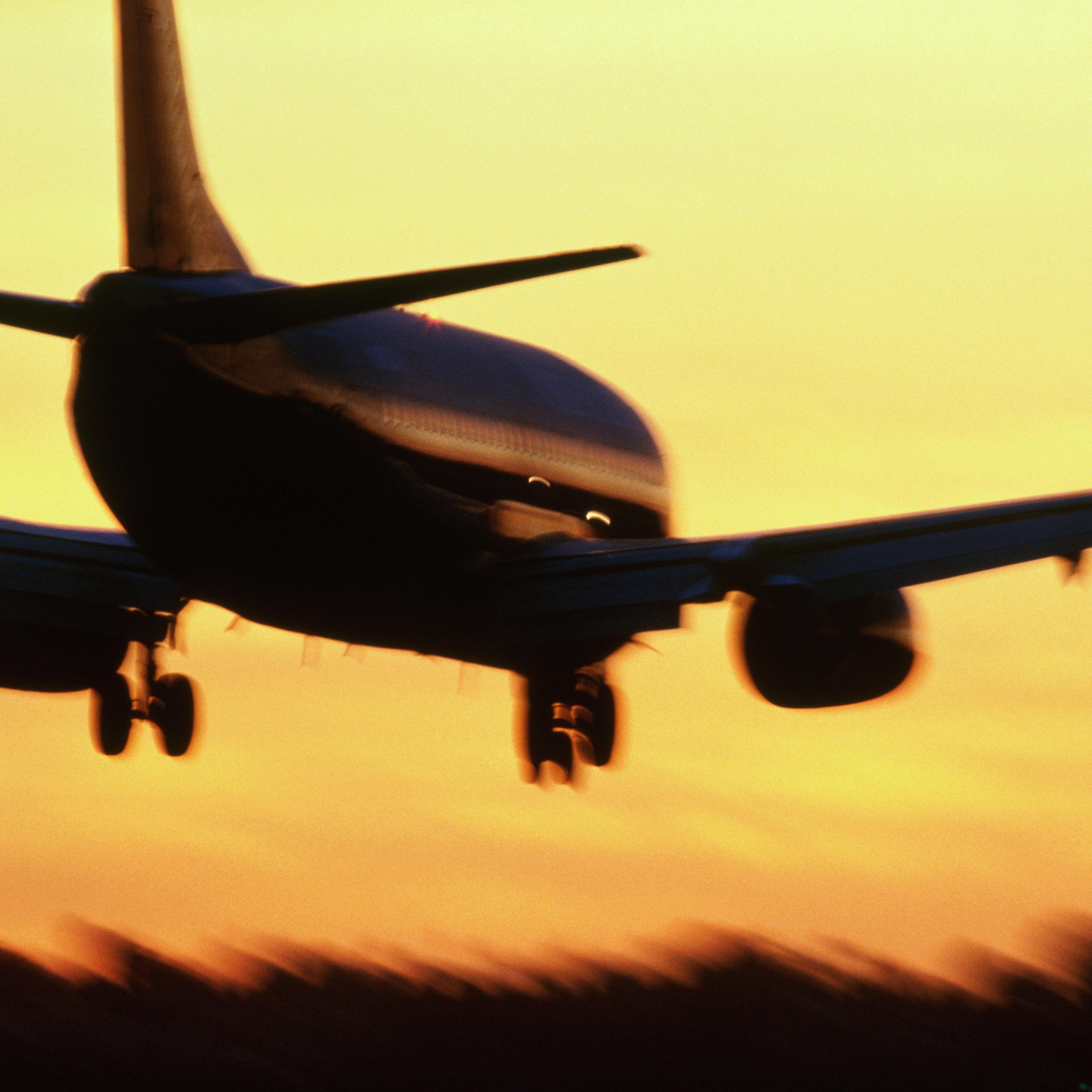 airplane landing aviation emissions