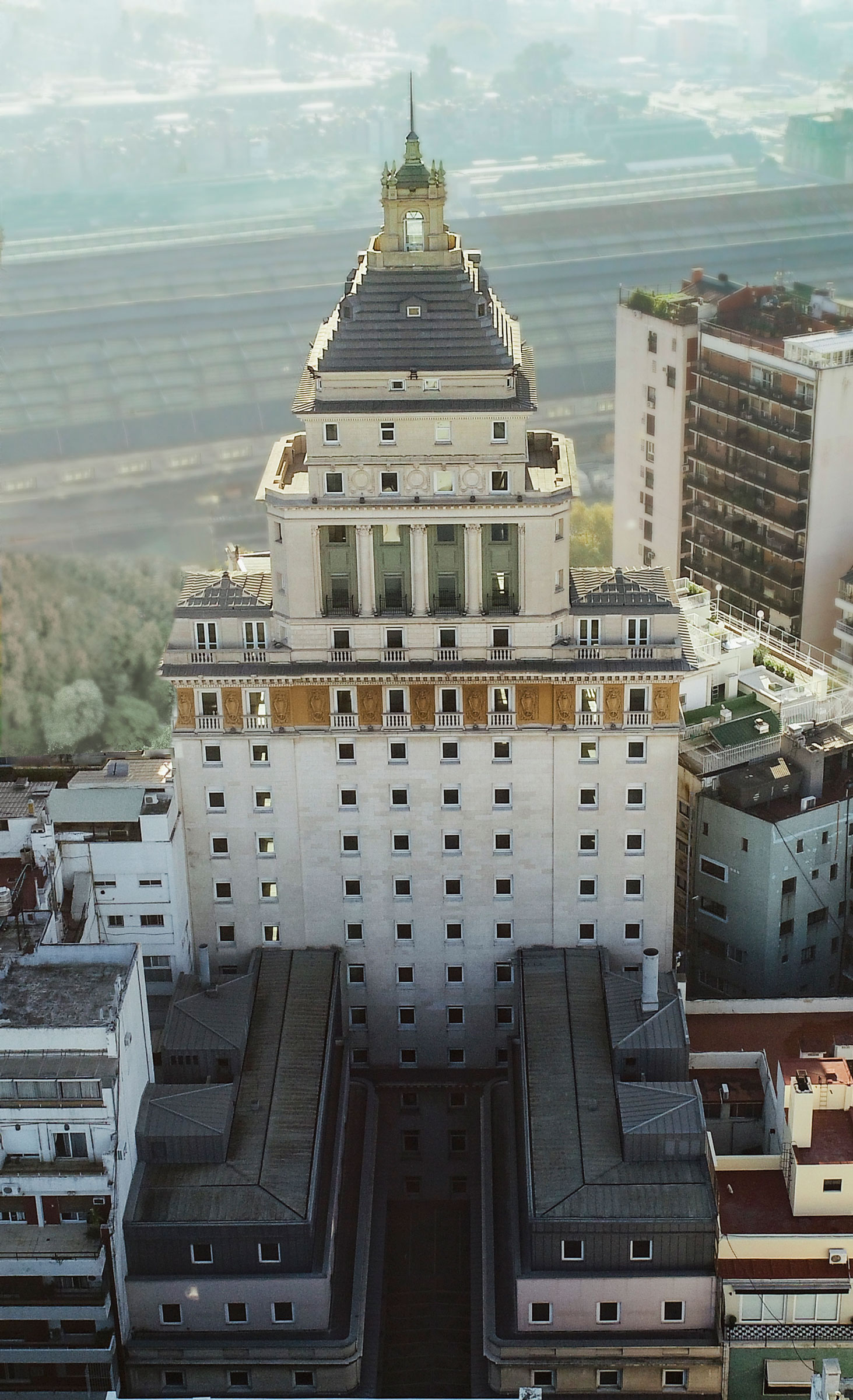 The historic Edificio Mihanovich, now Casa Lucia