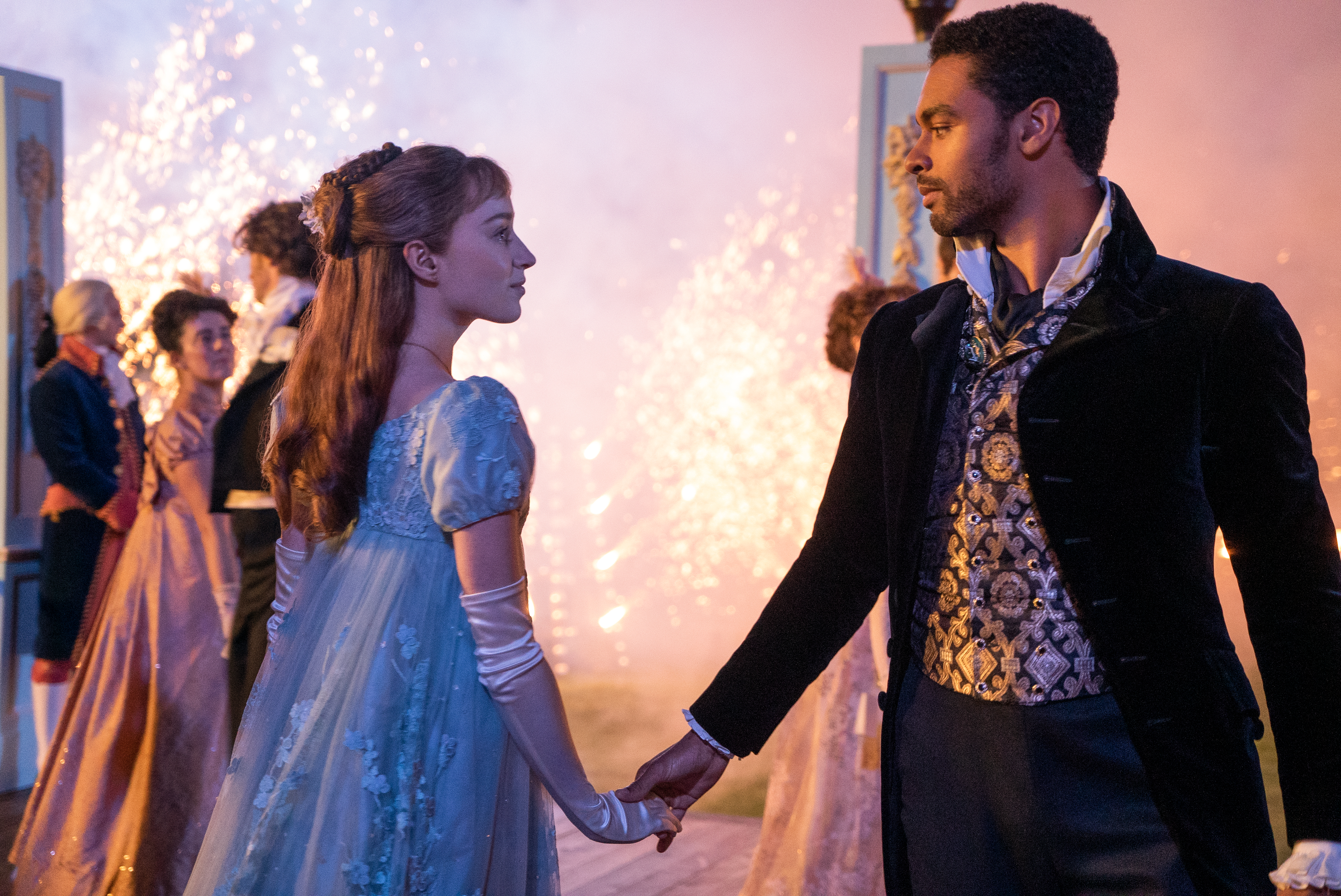 BRIDGERTON (L to R) PHOEBE DYNEVOR as DAPHNE BRIDGERTON and REG-JEAN PAGE as SIMON BASSET in episode 101 of BRIDGERTON Cr. LIAM DANIEL/NETFLIX © 2020