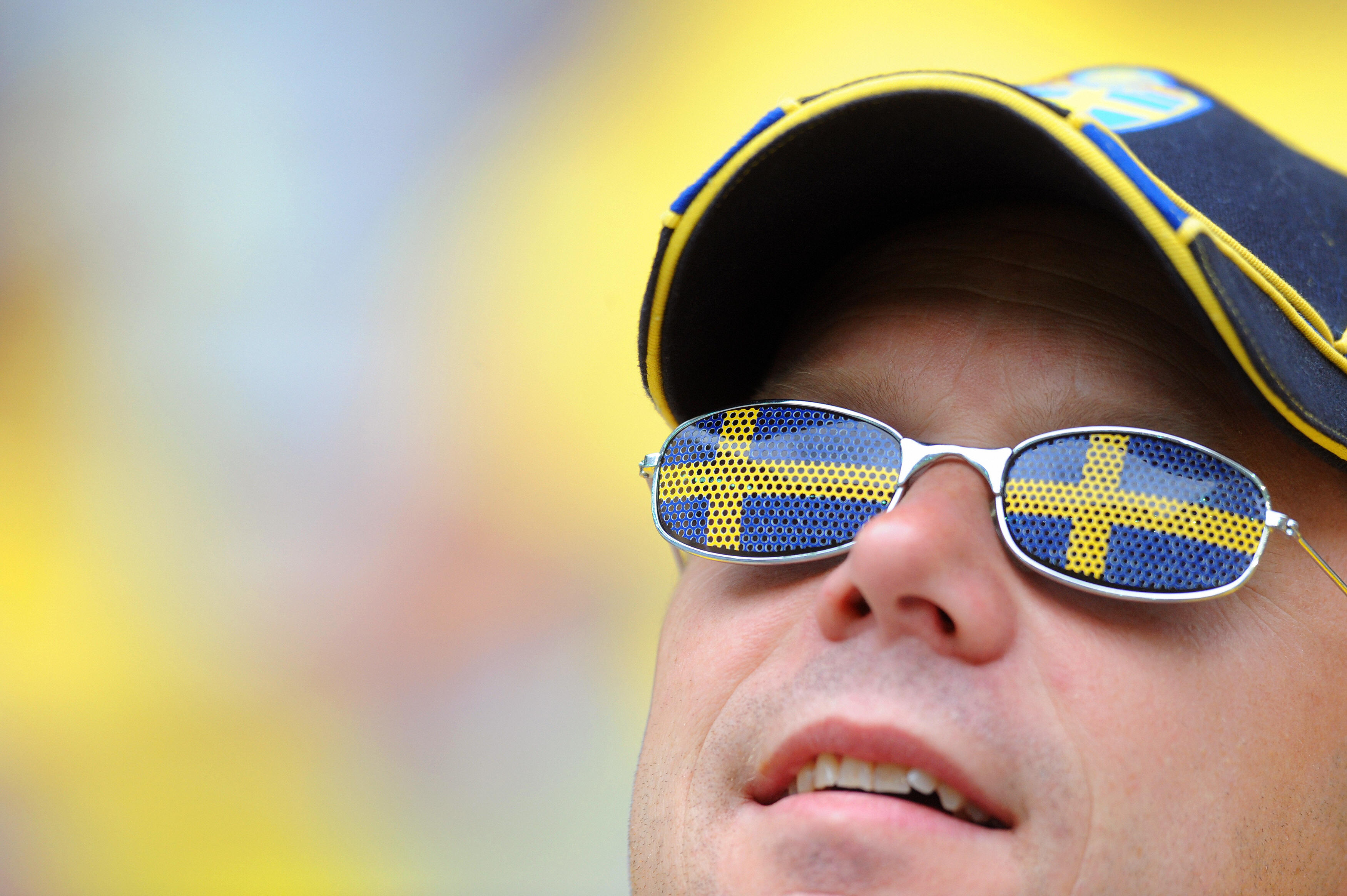 A fan wear glasses with the Swedish flag