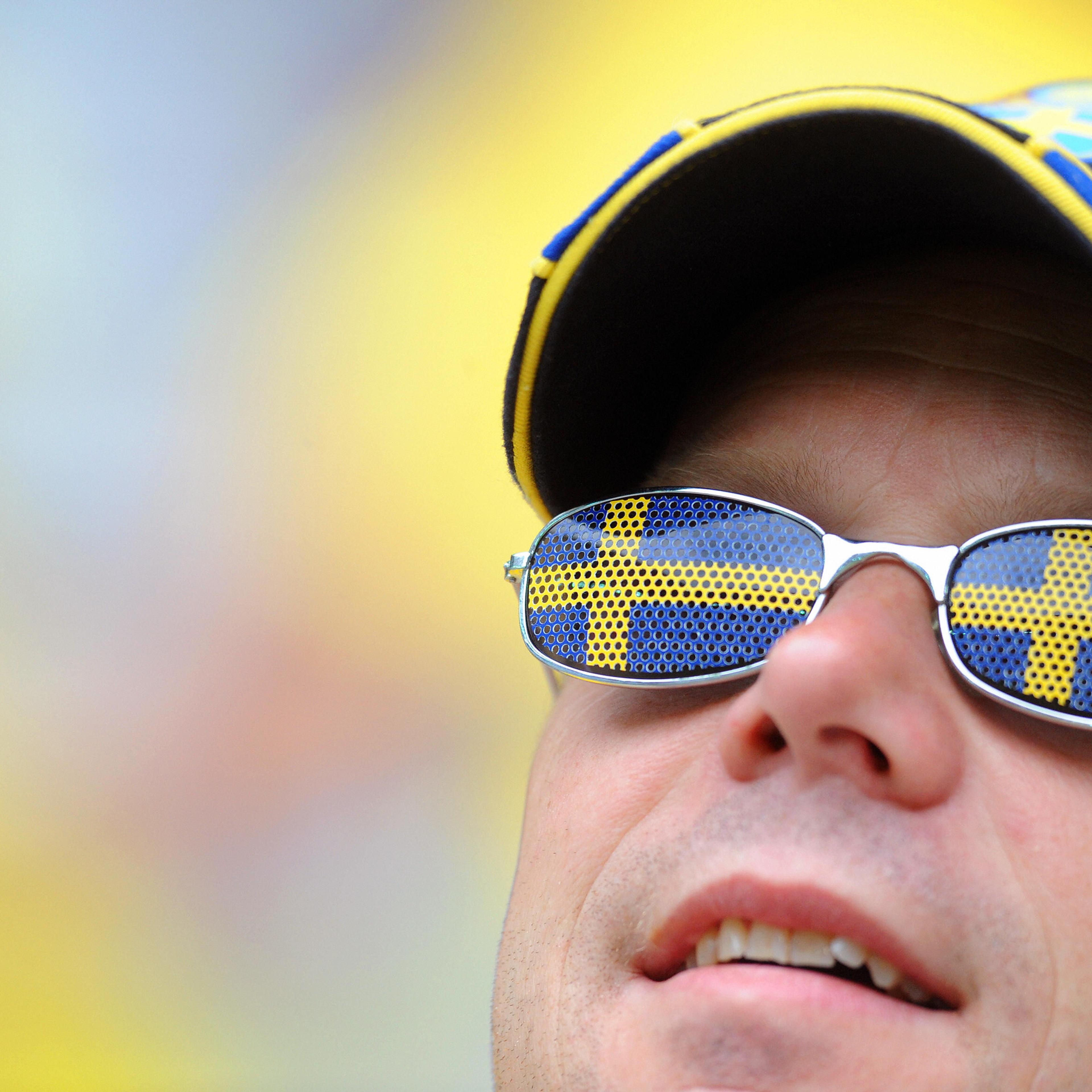 A fan wear glasses with the Swedish flag