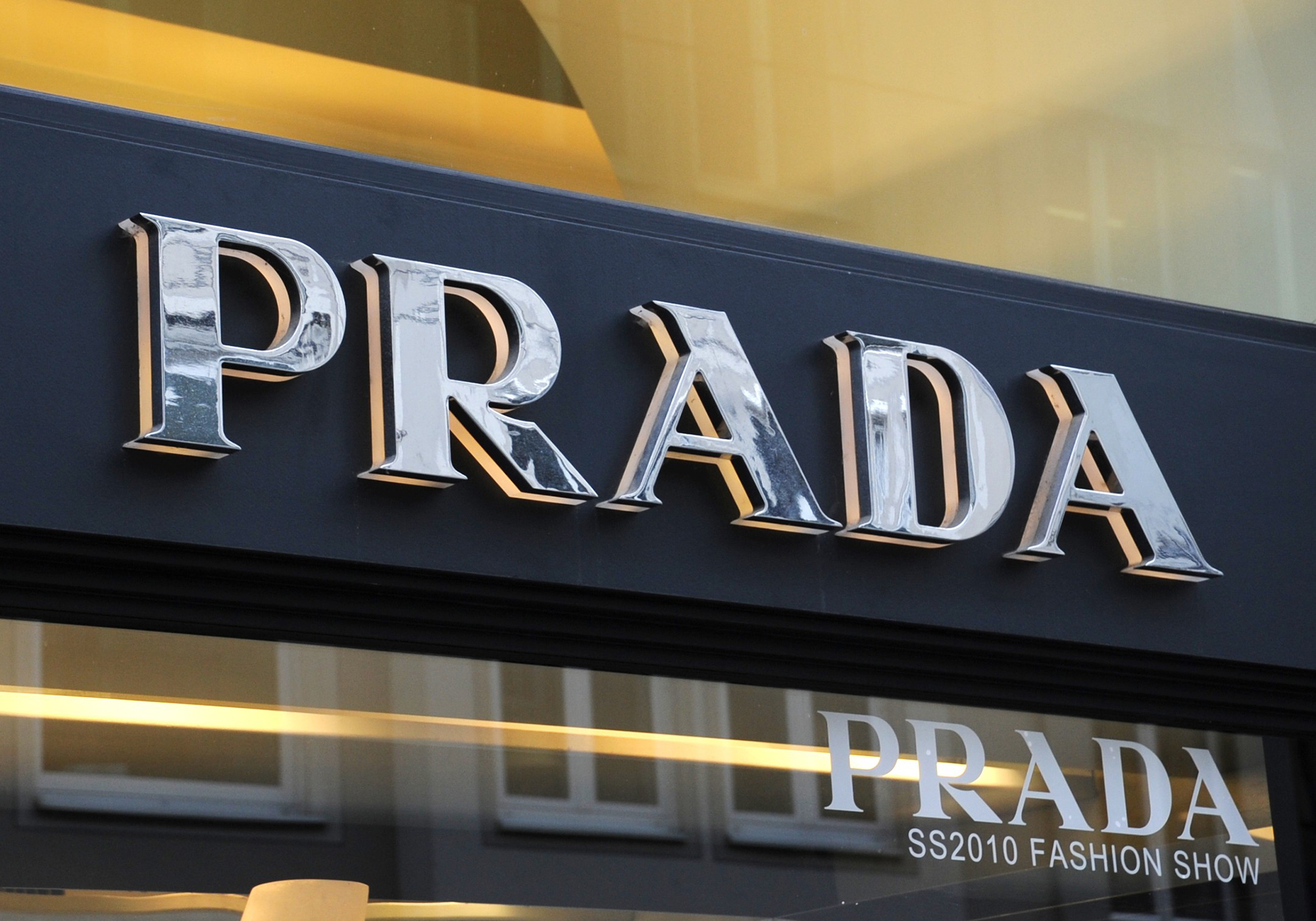 PRADA ブラック ケース　表・裏・中にキズや汚れ等有 Prada Pulls Keychain After Blackface Comparison Backlash