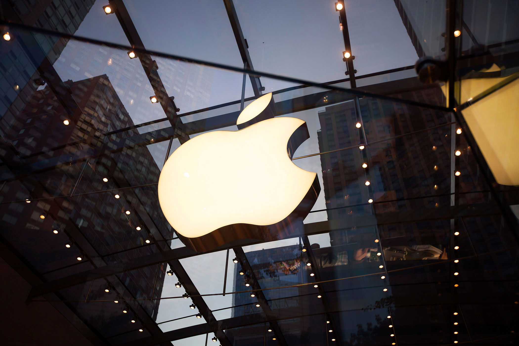 Consumers Shop At An Apple Inc. Store Ahead Of Earnings Figures