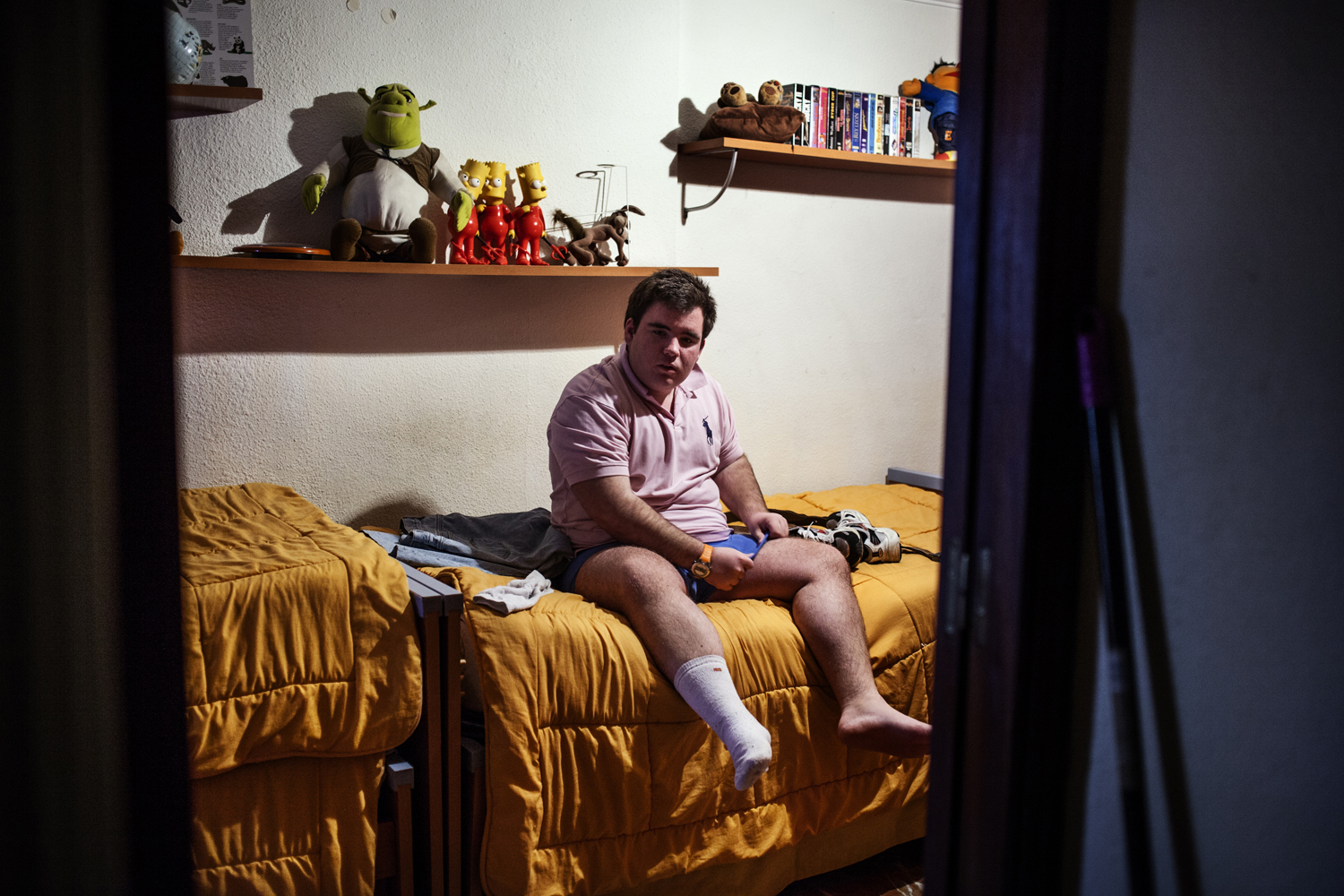 Alvaro dress himself in the morning to go to school. 2012 Sevilla, Spain.Alvaro se viste por la mañana para ir al colegio. Sevilla, España 2012.