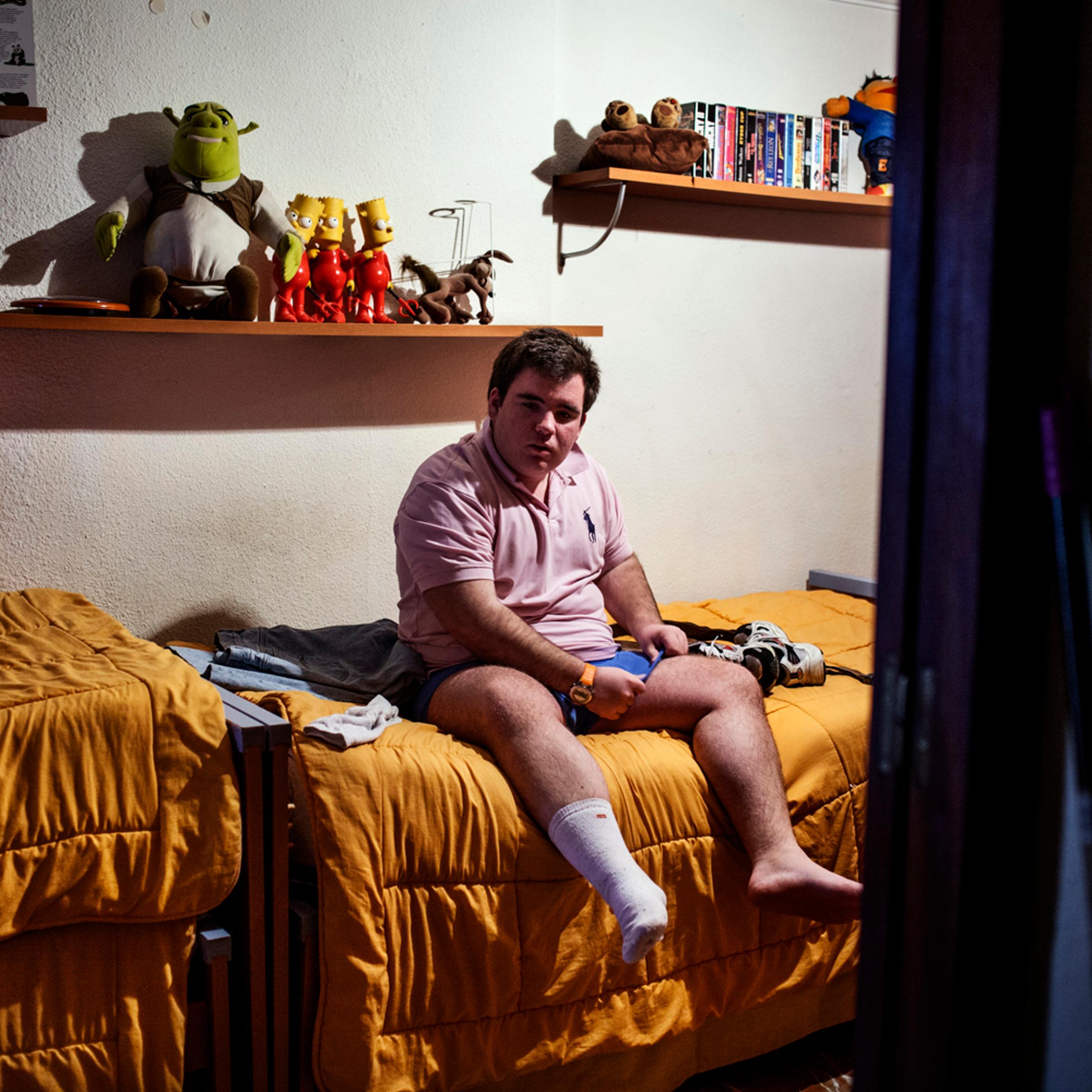 Alvaro dress himself in the morning to go to school. 2012 Sevilla, Spain.Alvaro se viste por la mañana para ir al colegio. Sevilla, España 2012.