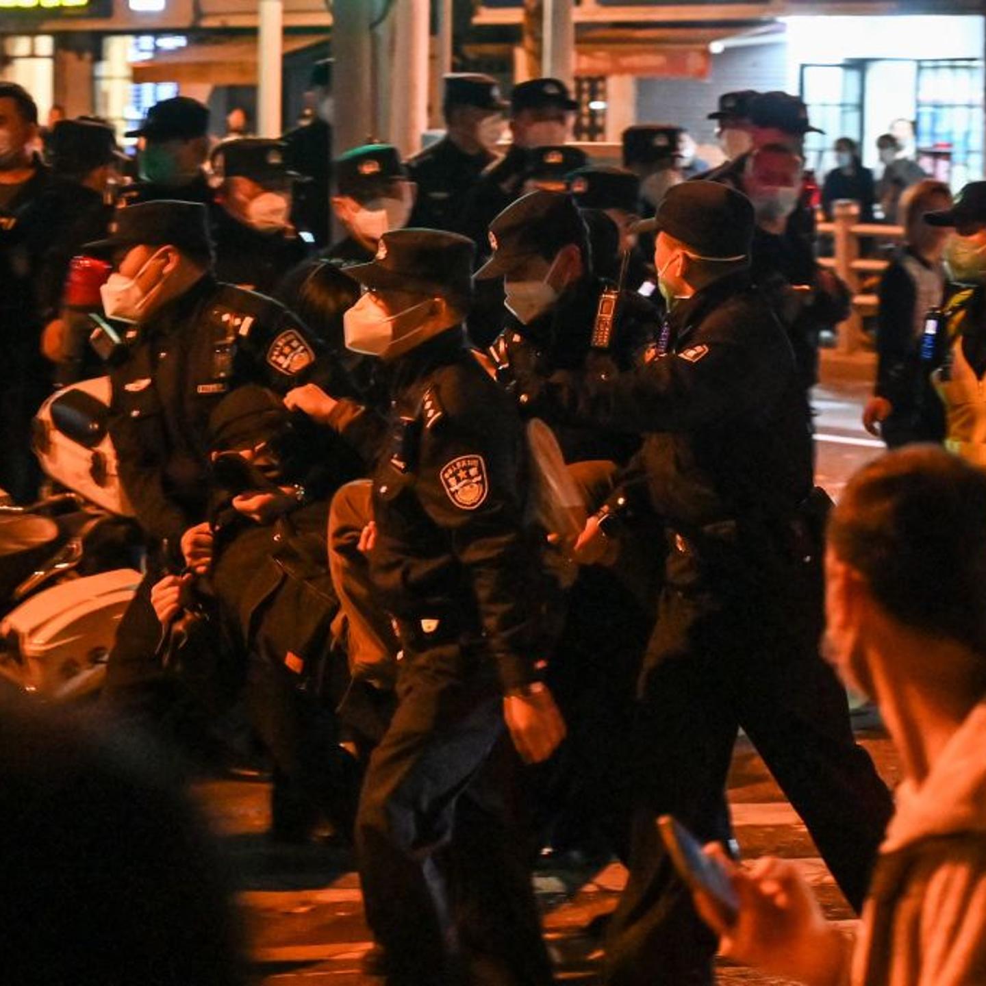 CHINA-HEALTH-VIRUS-PROTEST-POLICE