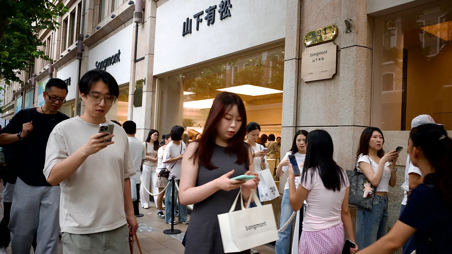 China Daily - Partner Content - More overseas travelers snapping up Chinese brands