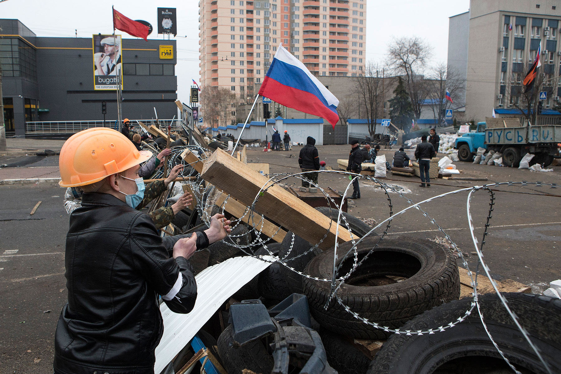 Pro-Russian protesters set a barbed wire on a barricade outside the SBU state security service in Luhansk, in eastern Ukraine, April 10, 2014.