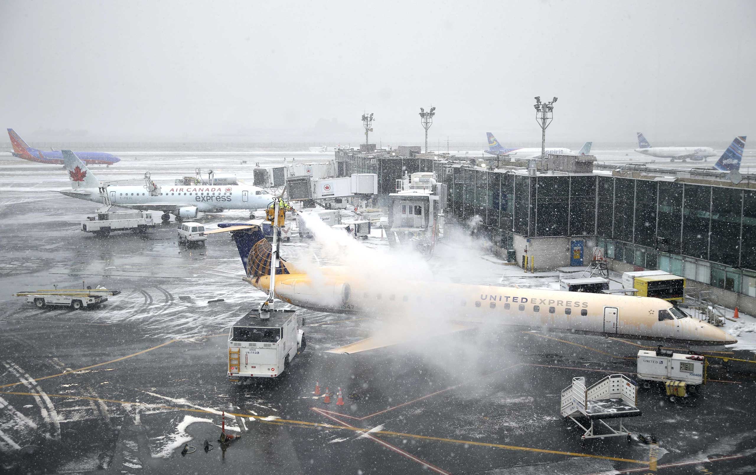 APTOPIX Winter Weather Flights