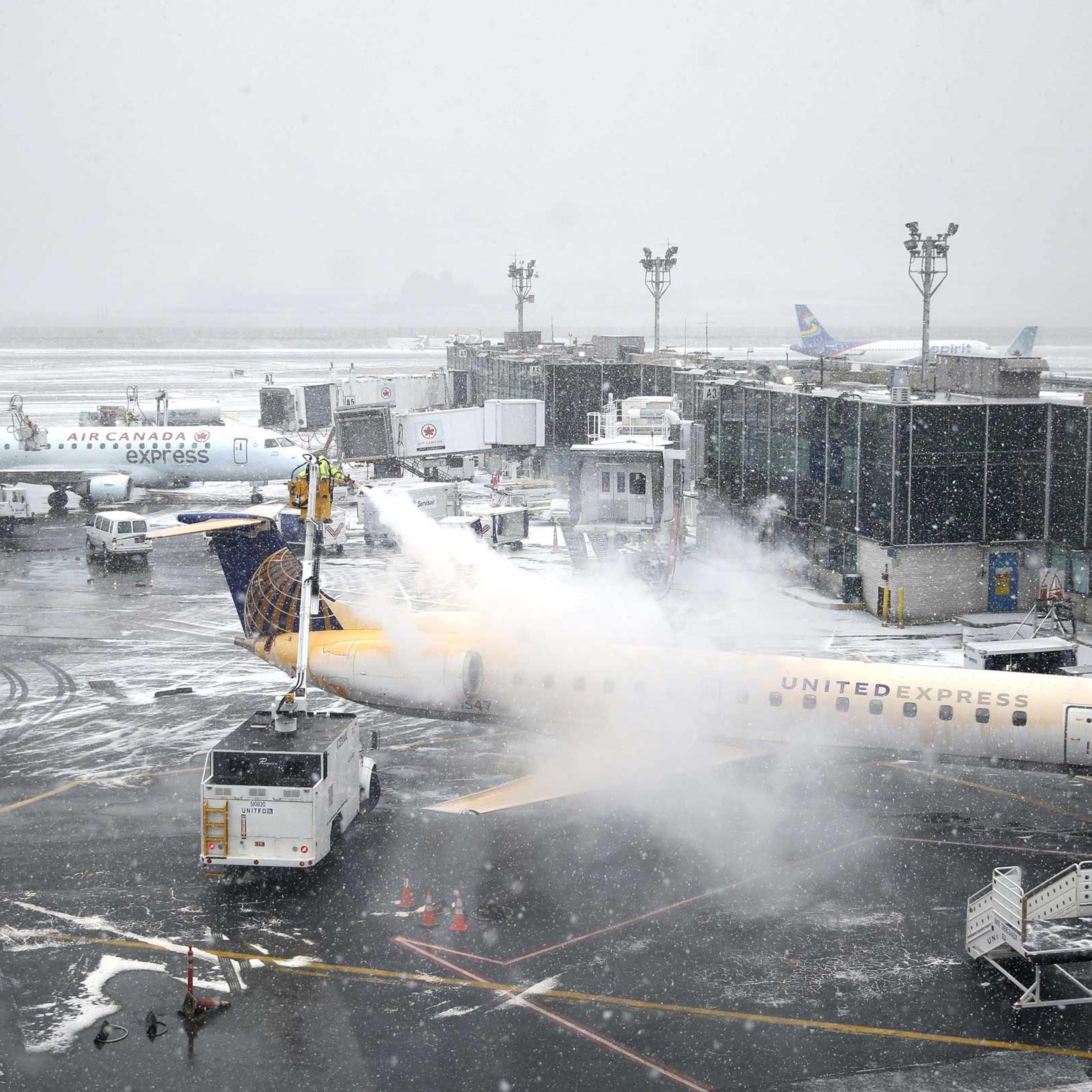 APTOPIX Winter Weather Flights