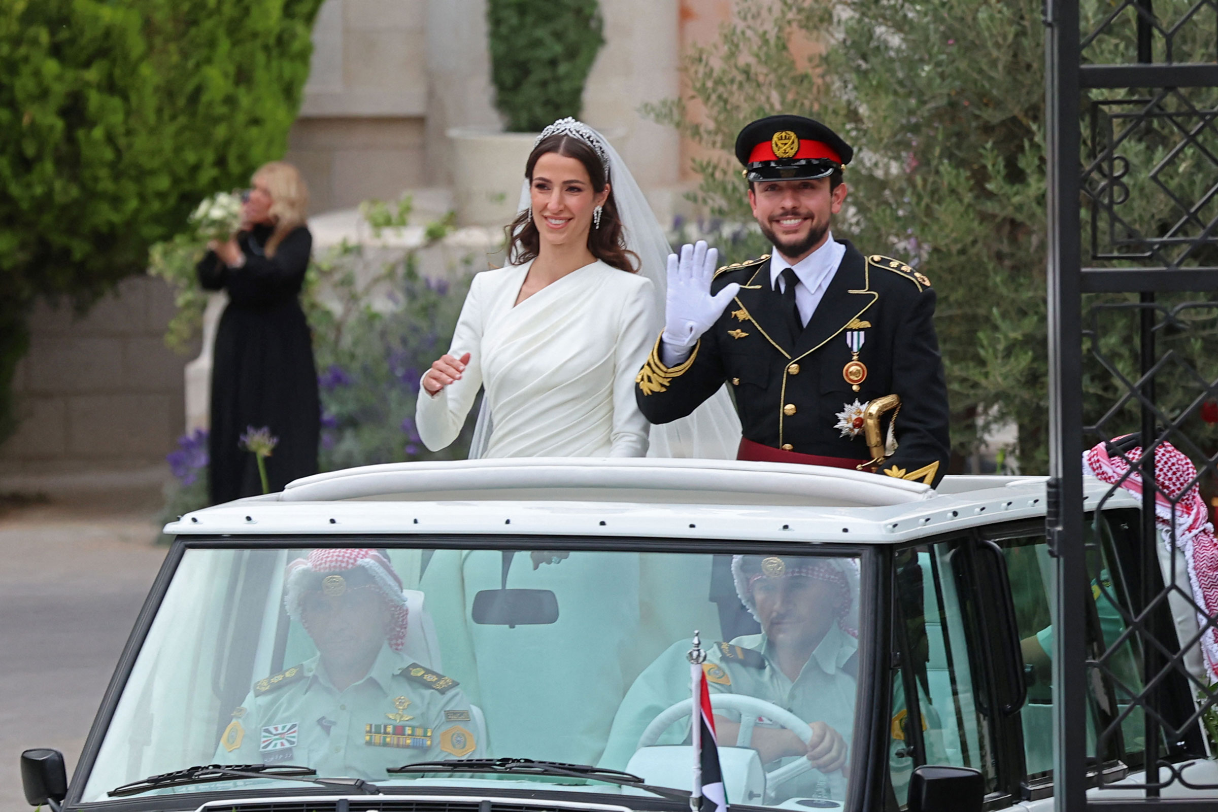 saudi arabia king daughter marriage gold dress 180 crore rupees value dress for Saudi king's Daughter on her marriage !!  (Pyramid shape) With the golden toilet gift!!