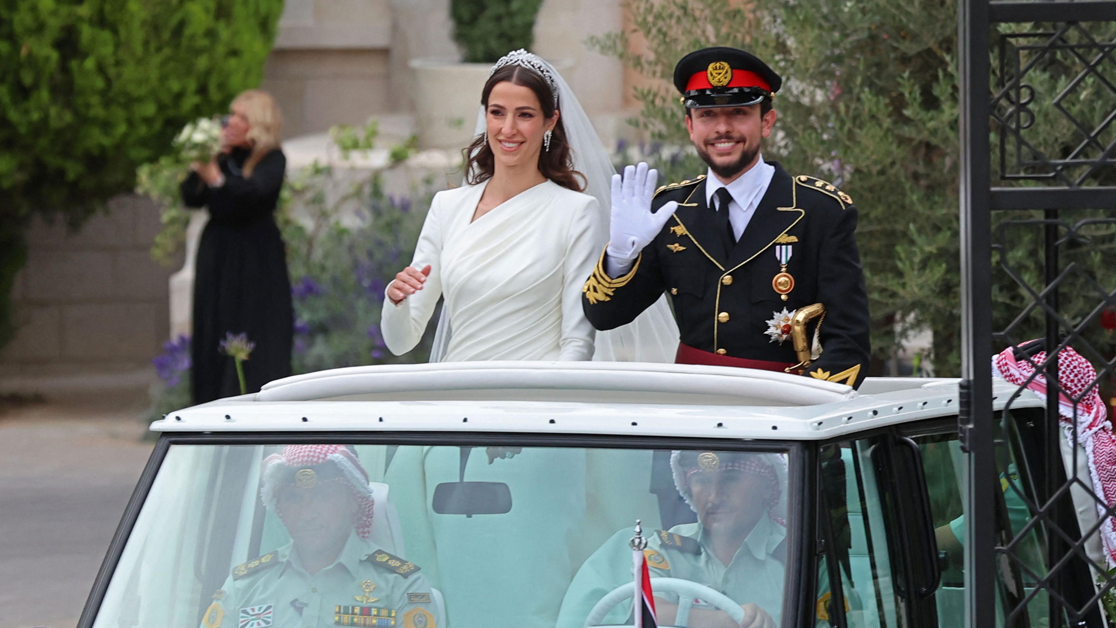saudi arabia king daughter marriage gold dress 180 crore rupees value dress for Saudi king's Daughter on her marriage !! (Pyramid shape) With the golden toilet gift!!