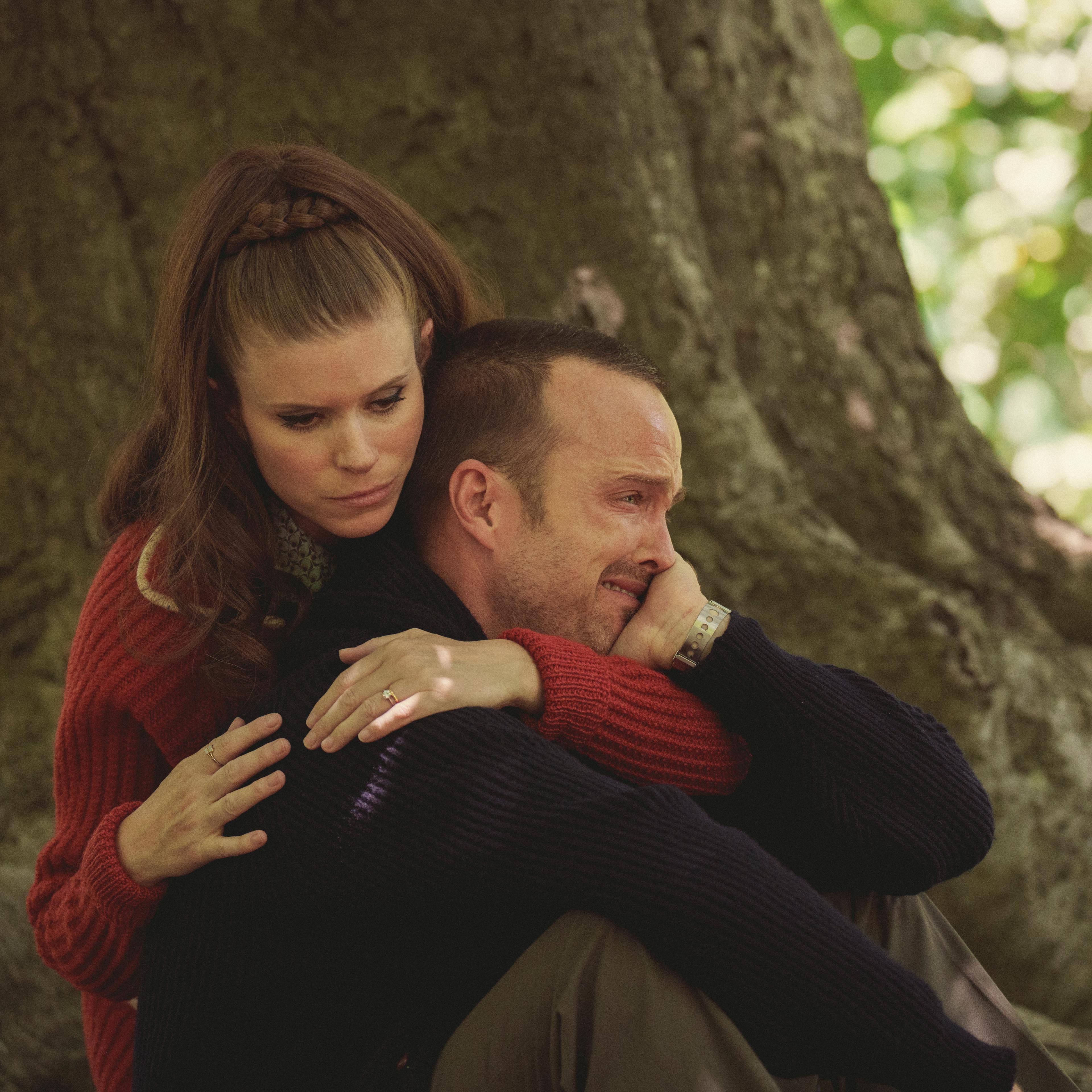 Black Mirror.. (L to R) Kate Mara as Lana, Aaron Paul as Cliff in Black Mirror. Cr. Nick Wall/Netflix © 2023.