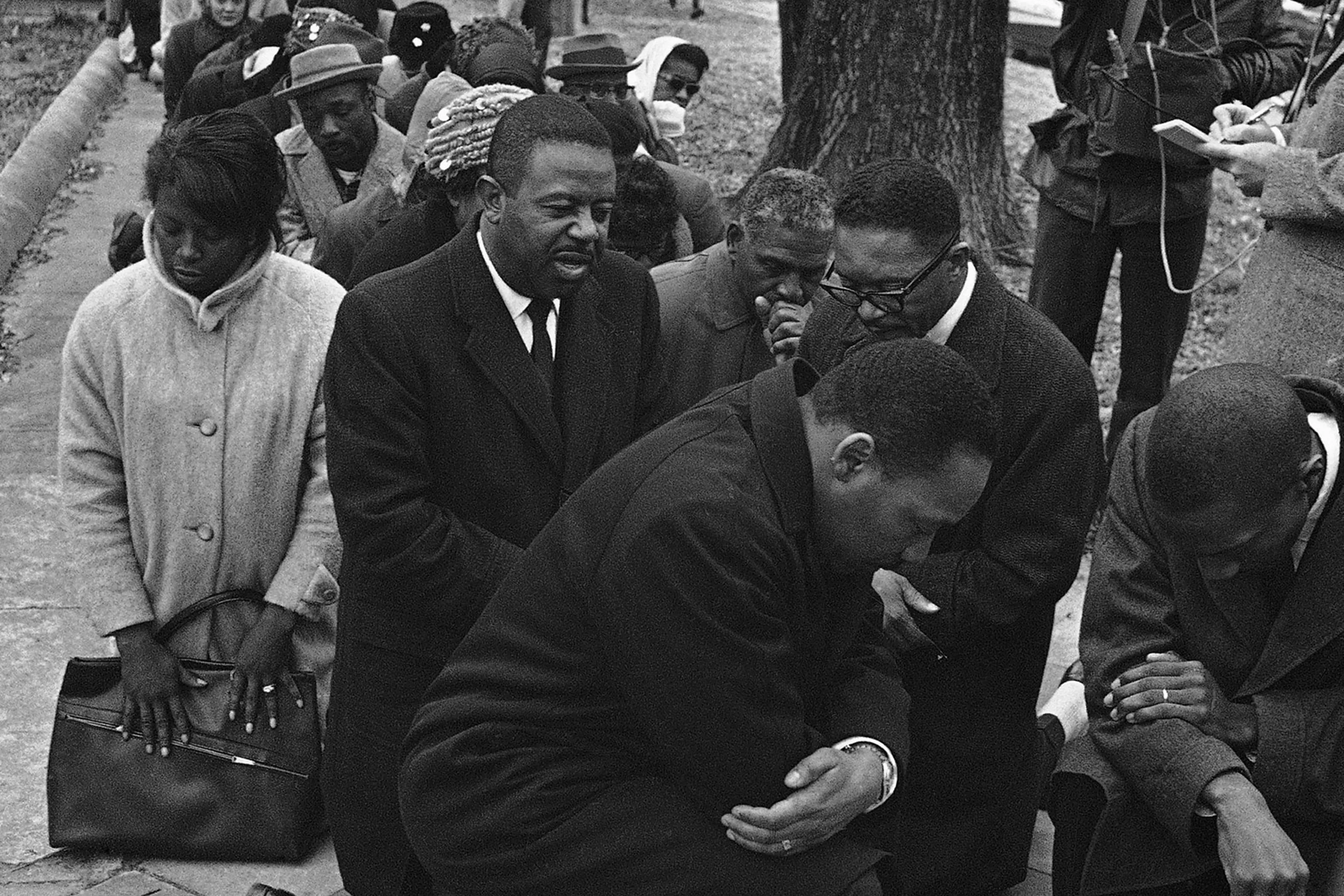 Mlk Hugging History Behind Photo of Martin Luther King, Kr. Kneeling