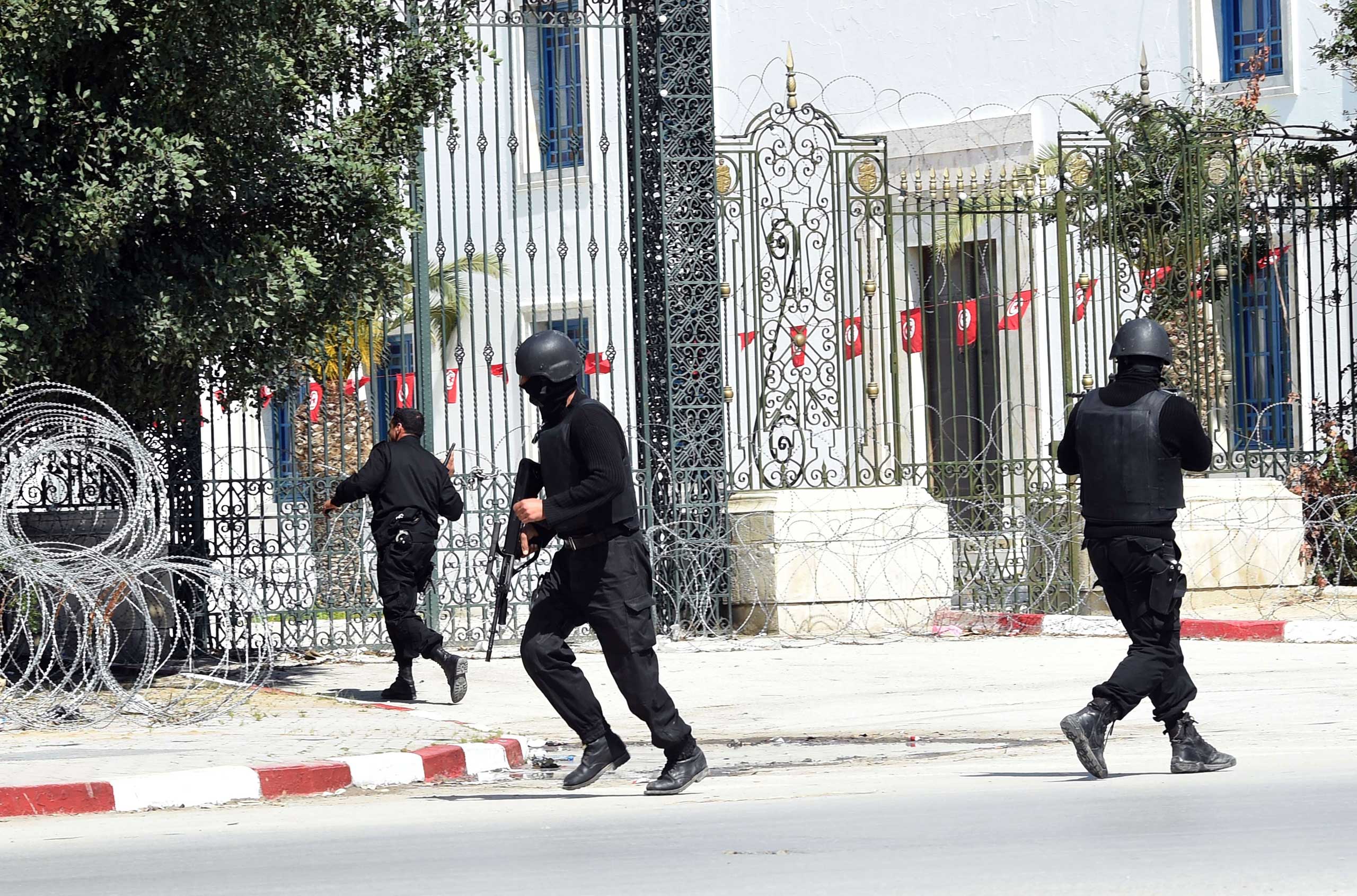 Tunisian security forces secure the area after gunmen attacked the Bardo Museum in Tunis on March 18, 2015.