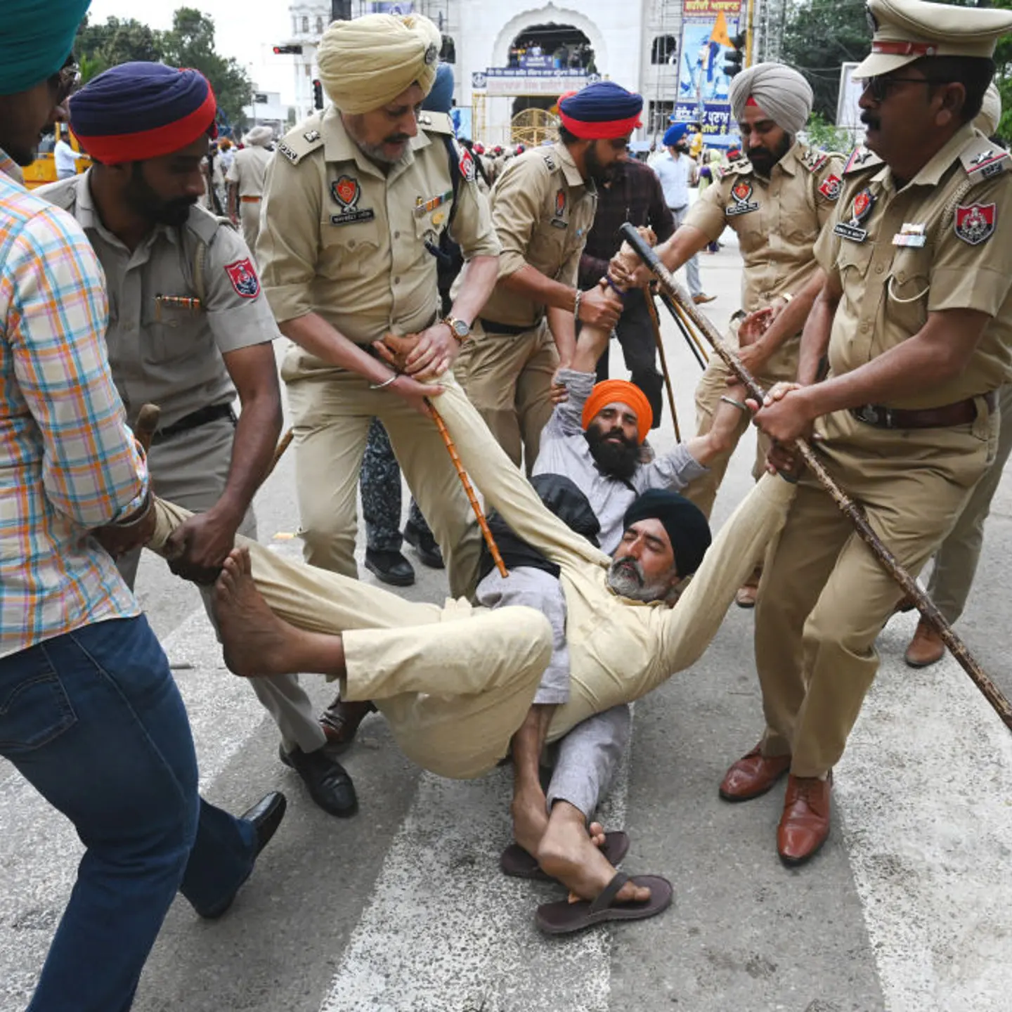 Punjab Police Clear Sohana Chowk In Mohali Of Amritpal Singh's Supporters