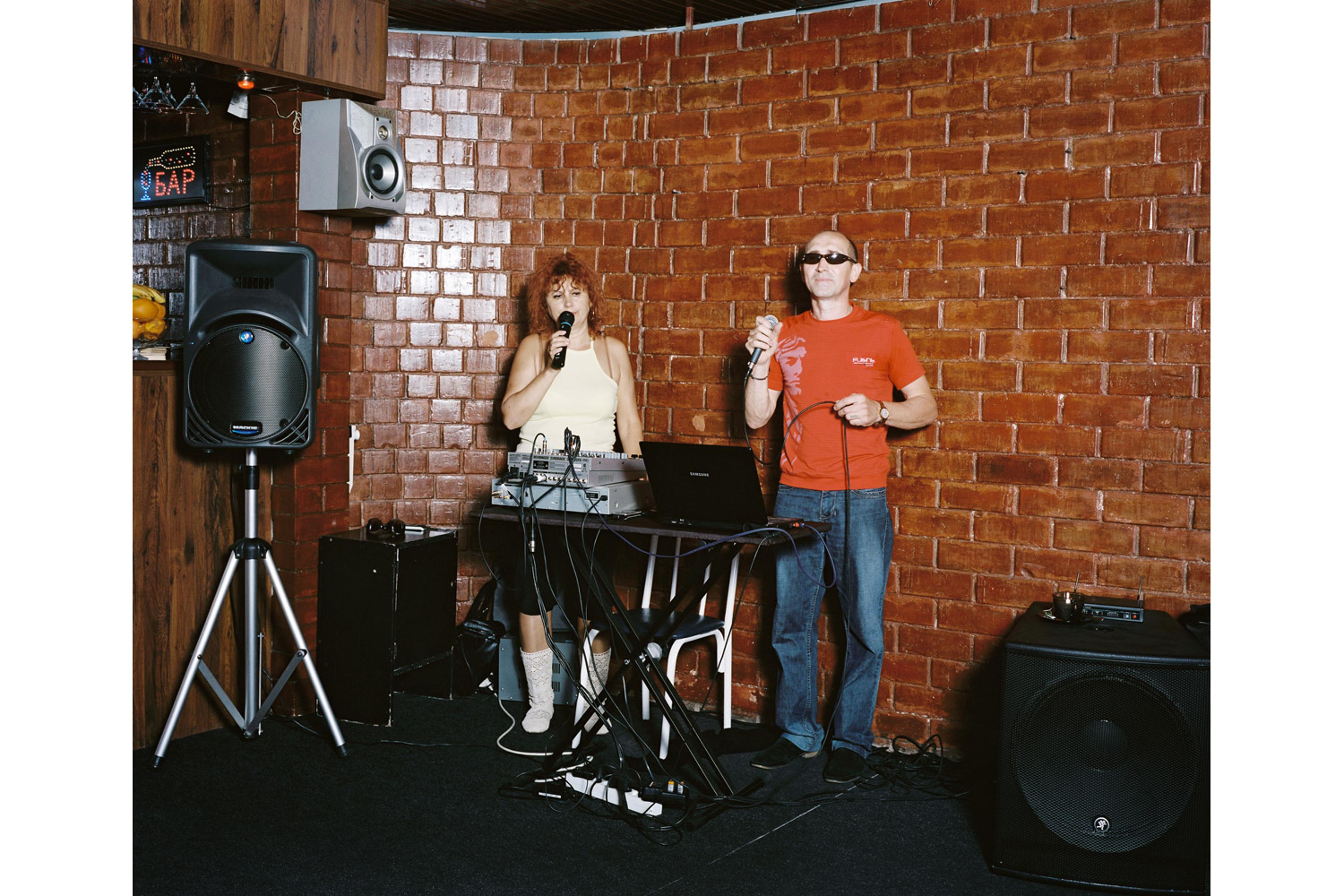 Aleksey Kalinin and Lubov Korniyenko sing Otpusti ("Let go") Yug Cafe, Lazarevskaya.