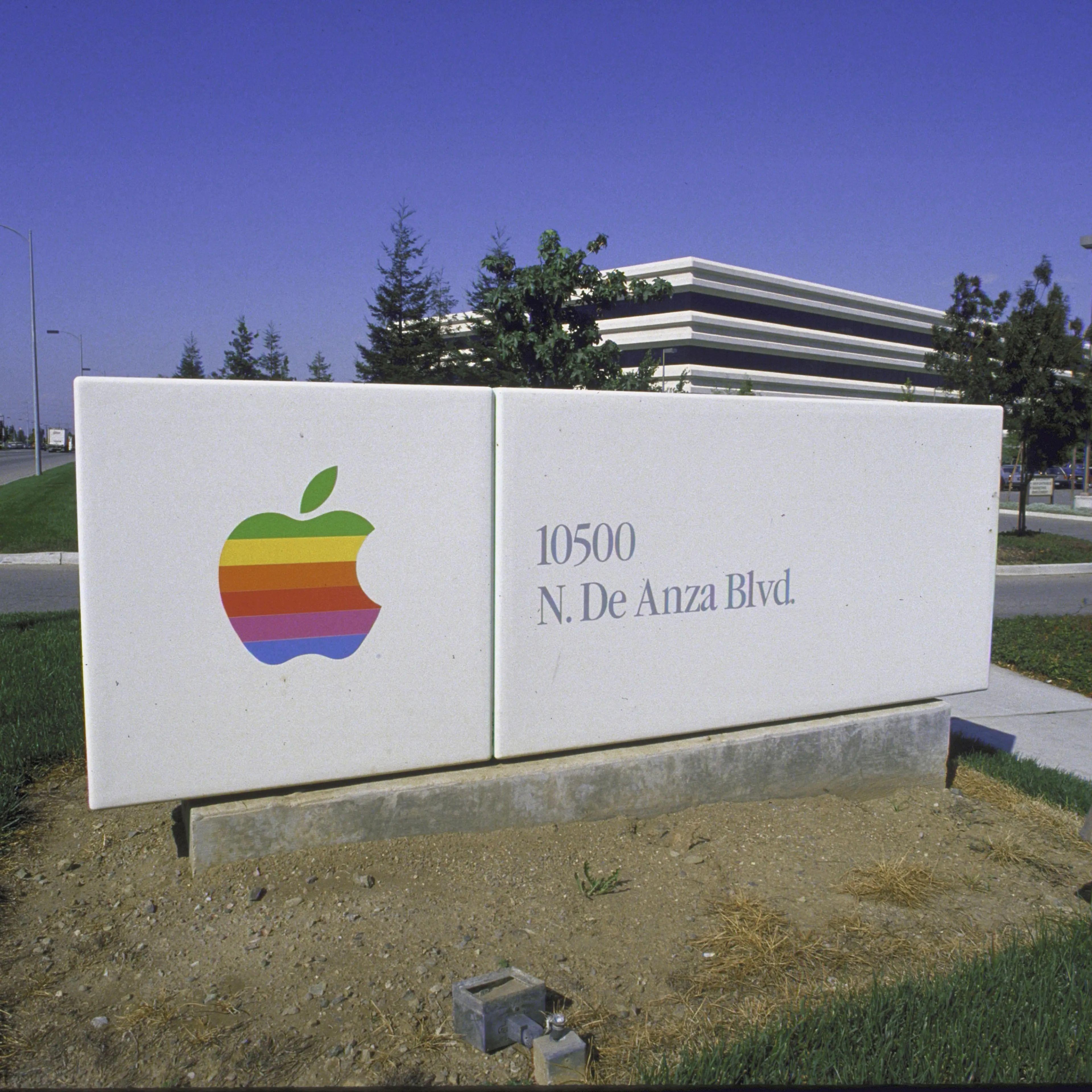 Sign w Apple logo in front of Apple Computer building