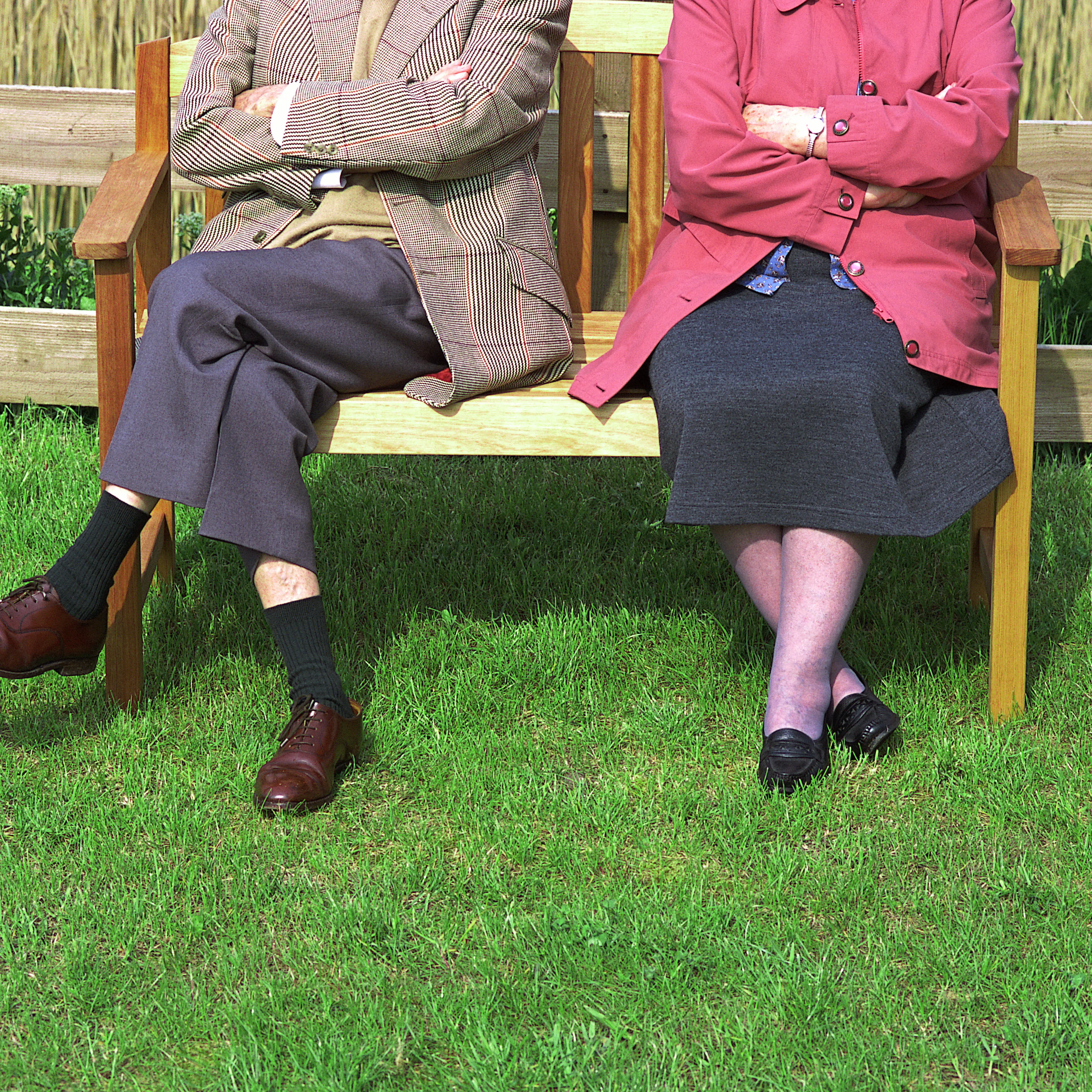 elderly-couple-sitting-bench