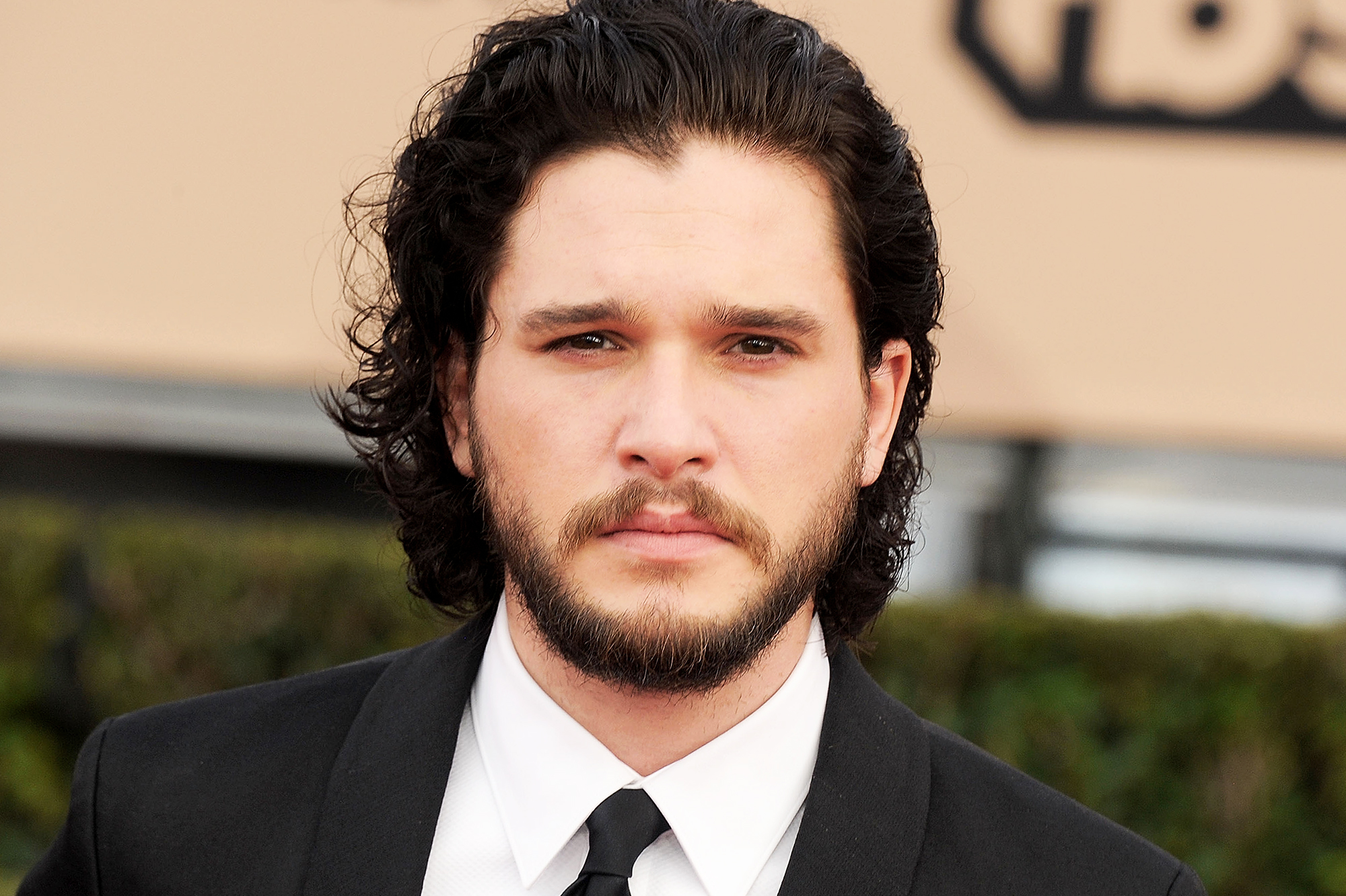 LOS ANGELES, CA - JANUARY 30: Actor Kit Harington arrives at the 22nd Annual Screen Actors Guild Awards at The Shrine Auditorium on January 30, 2016 in Los Angeles, California. (Photo by Gregg DeGuire/WireImage)