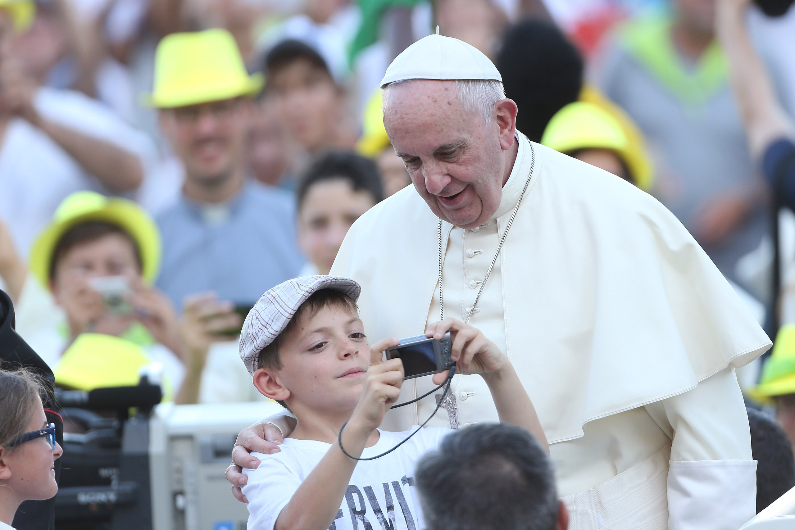 VATICAN CITY, VATICAN - AUGUST 04: Pope Francis poses for a selfie as he arrives in St. Peter's Square for an audience with thousands of altar servers from around Europe on August 4, 2015 in Vatican City, Vatican. The encounter was part of the ninth Inte